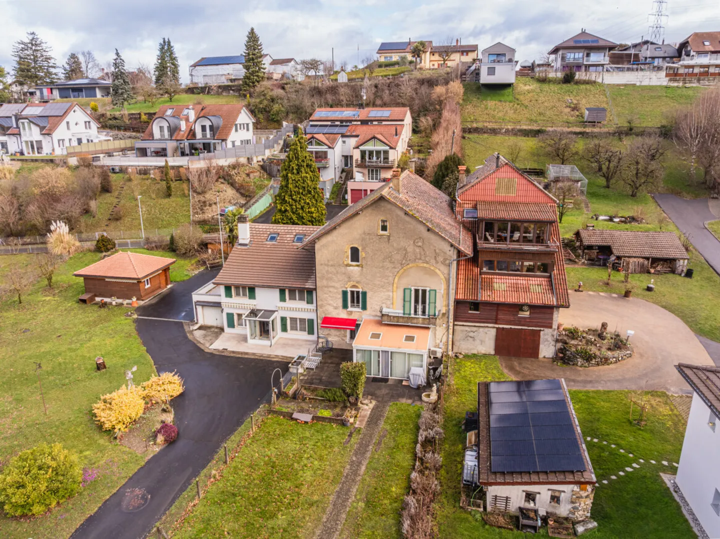 MAISON D'HABITATION AVEC POTENTIEL CONSTRUCTIBLE A CHAVORNAY - Photo 1 of 12