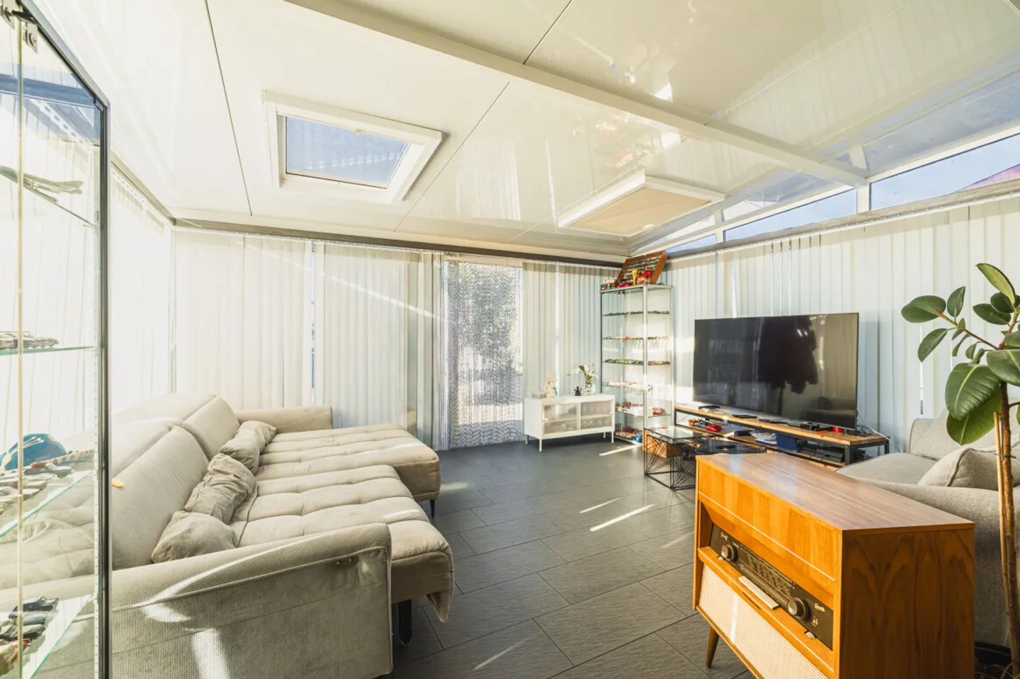 MAISON D'HABITATION AVEC POTENTIEL CONSTRUCTIBLE A CHAVORNAY - Photo 2 of 12