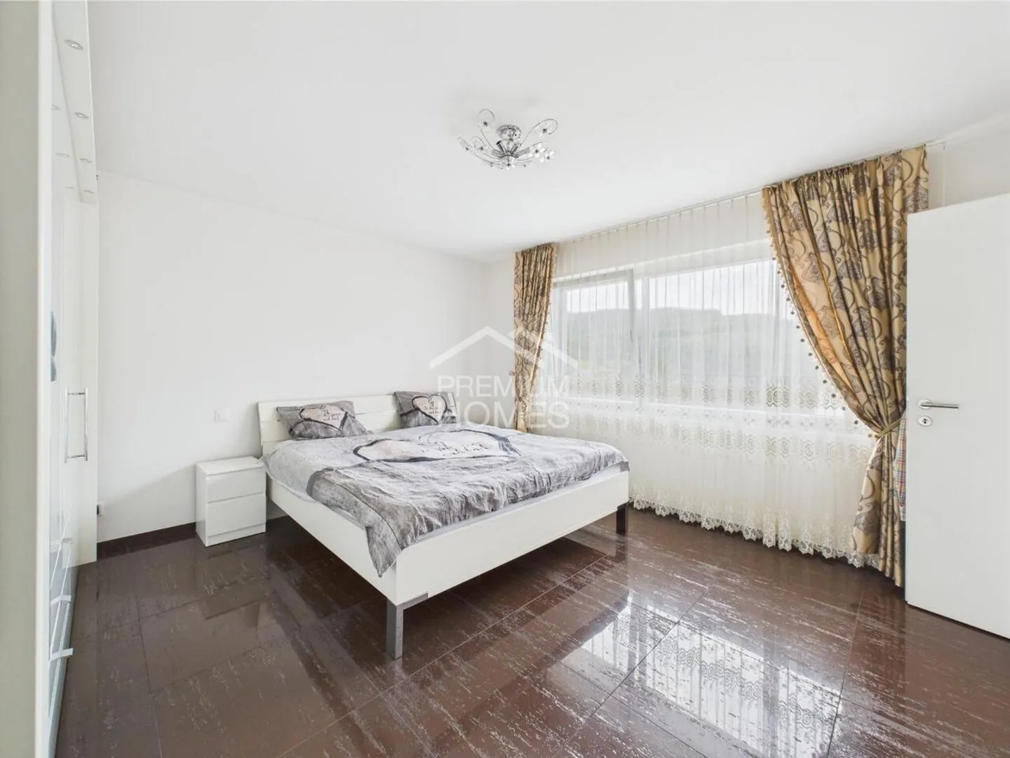 High-Quality Living with Impressive Panorama - Photo 6 of 7