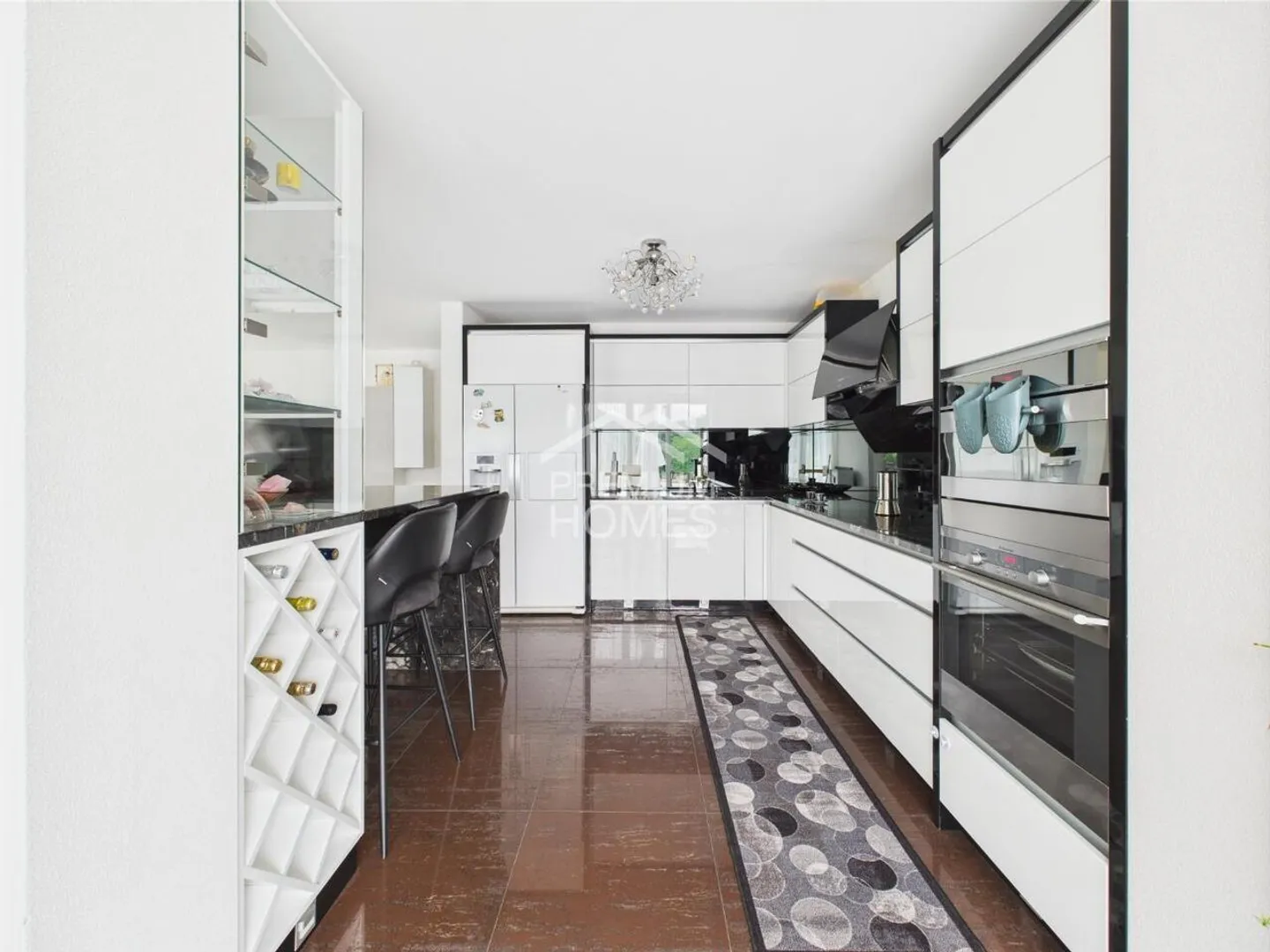 High-Quality Living with Impressive Panorama - Photo 4 of 7