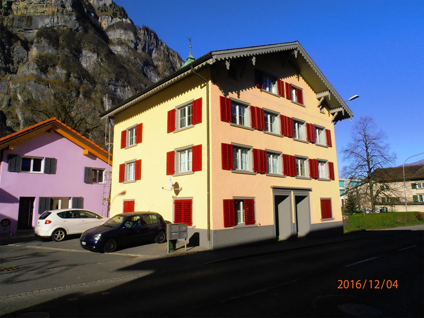 2 1/2 Room Apartment in a Central Location - Photo 2 of 6