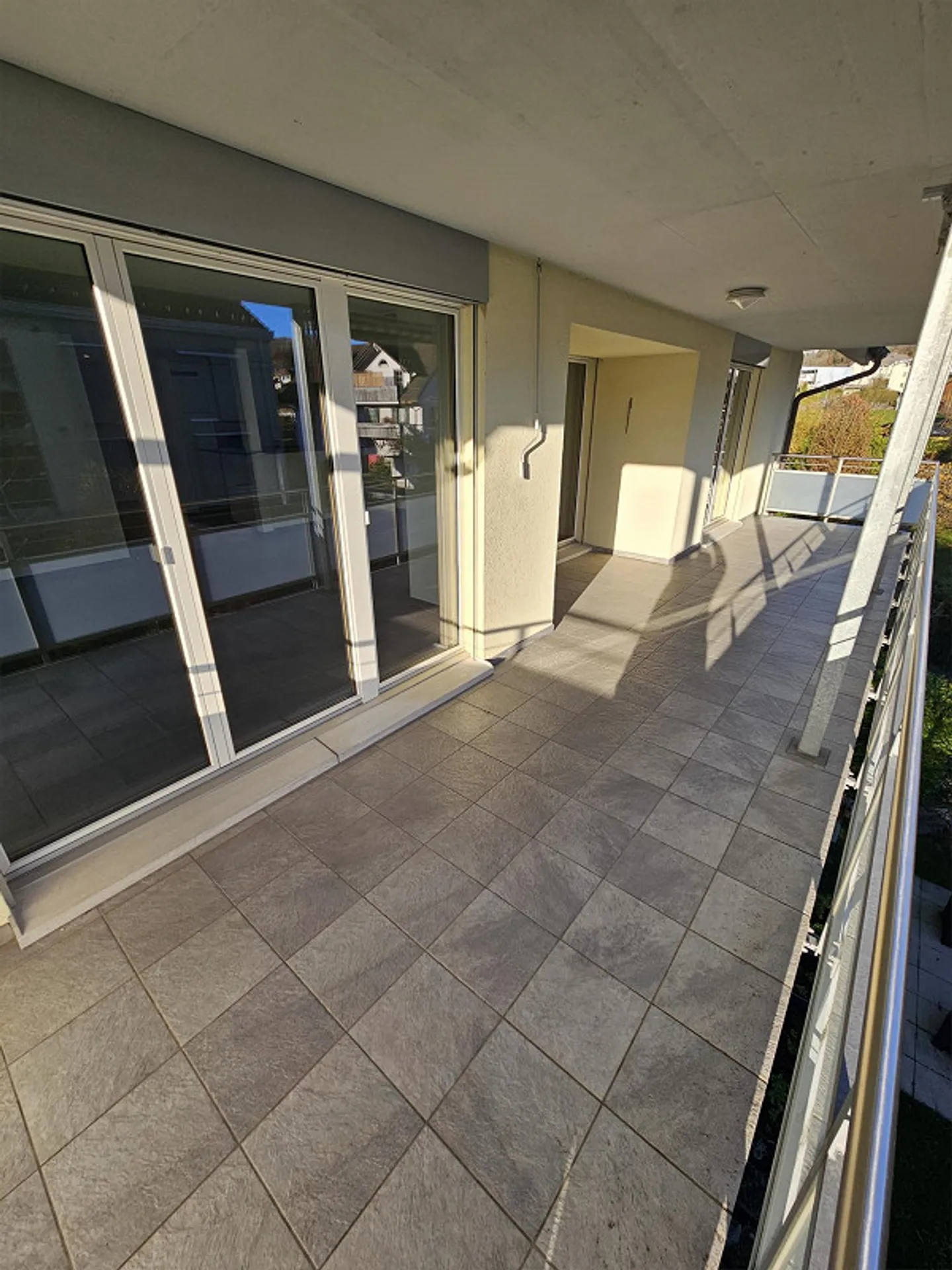 Moderne 4 1/2 Zi-Wohnung im 2.OG (120 m2) mit gedecktem Balkon (28m2) - Foto 6 von 16