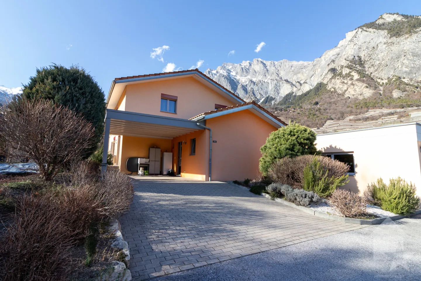 Magnifica villa di 5.5 locali con ampio terreno e garage doppio - Foto 1 di 29