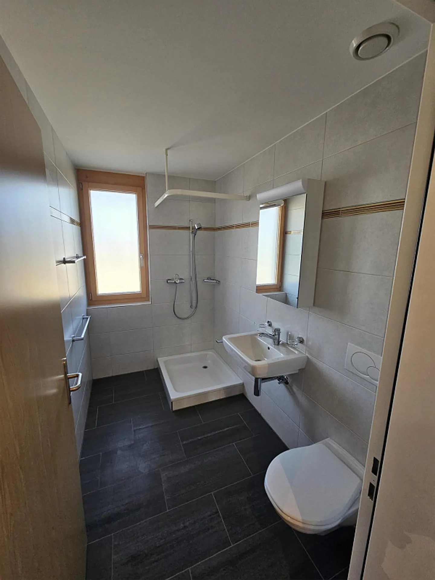 Moderne 4 1/2 Zi-Wohnung im 2.OG (120 m2) mit gedecktem Balkon (28m2) - Foto 7 von 16