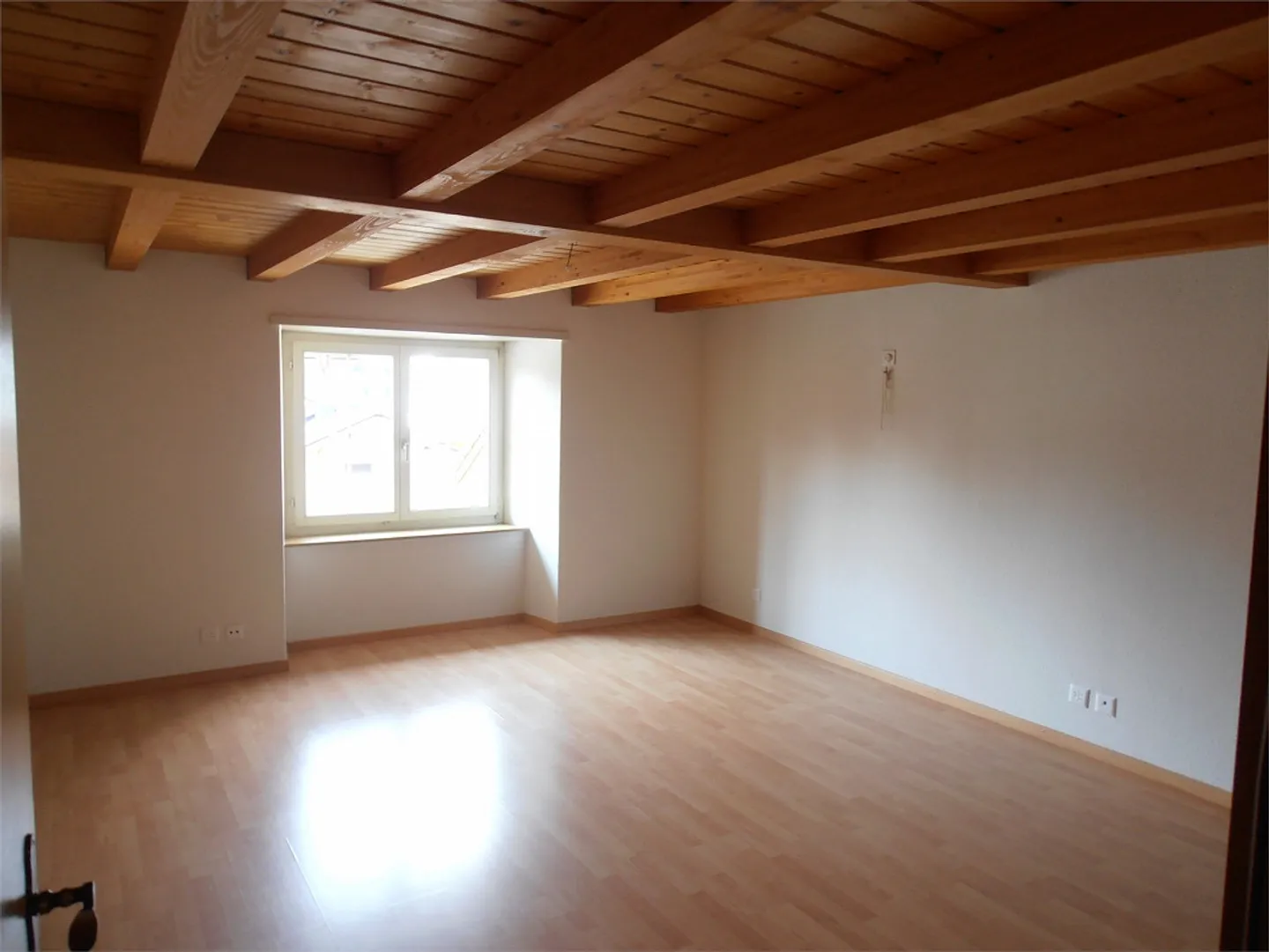 2 1/2 Room Apartment in a Central Location - Photo 4 of 6