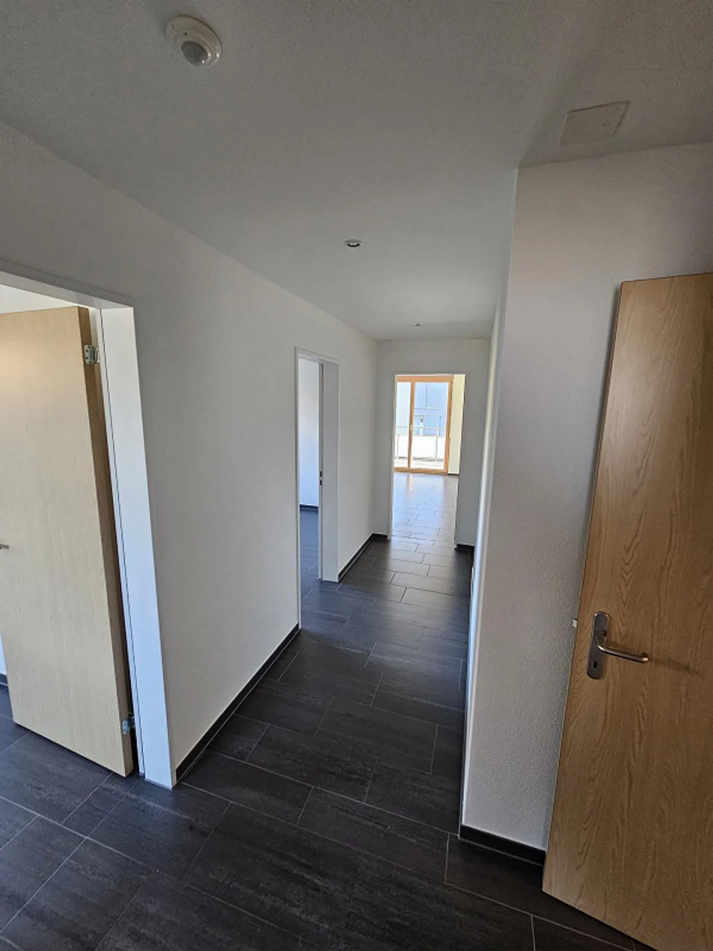 Moderne 4 1/2 Zi-Wohnung im 2.OG (120 m2) mit gedecktem Balkon (28m2) - Foto 2 von 16