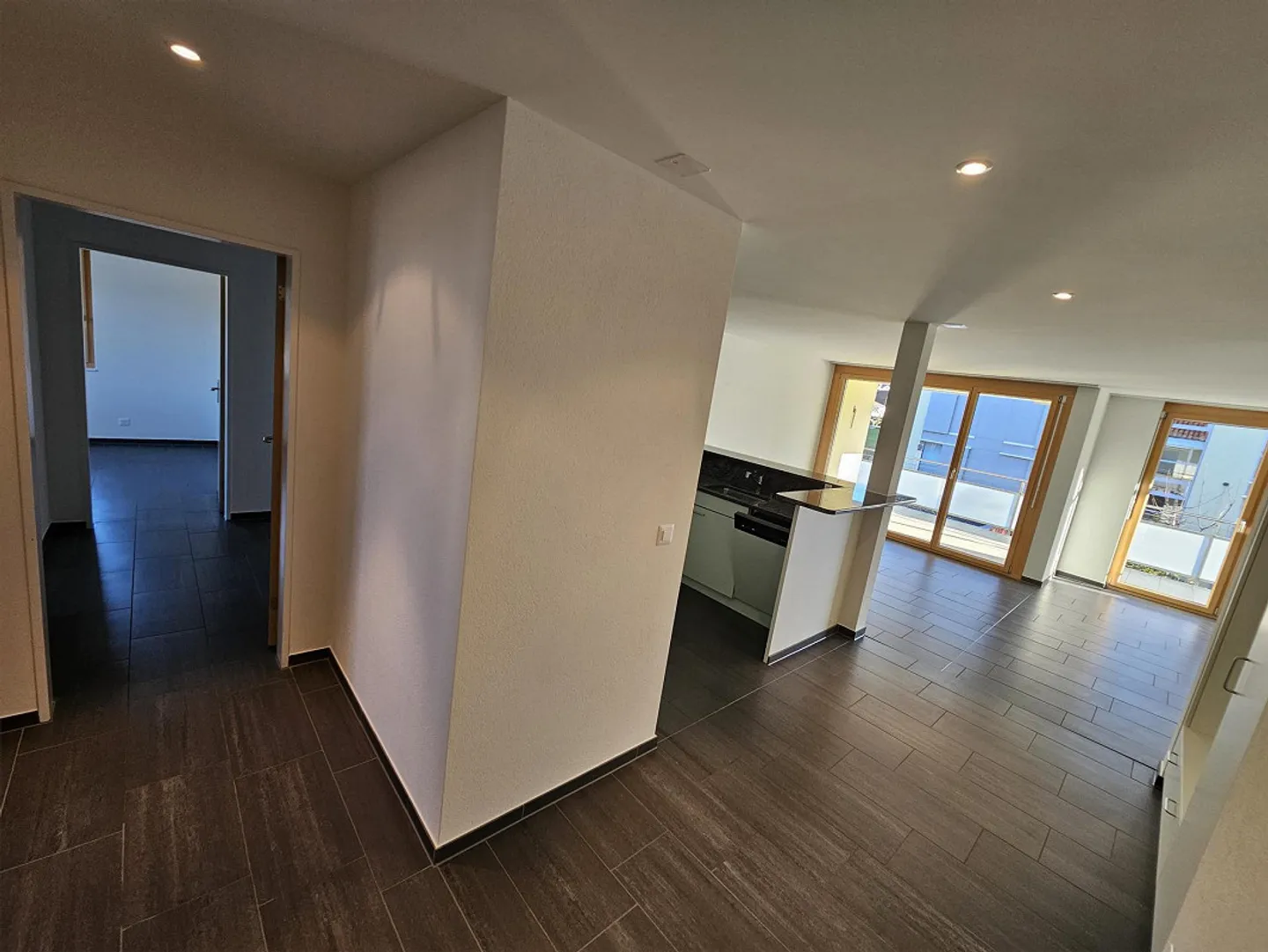 Moderne 4 1/2 Zi-Wohnung im 2.OG (120 m2) mit gedecktem Balkon (28m2) - Foto 3 von 16