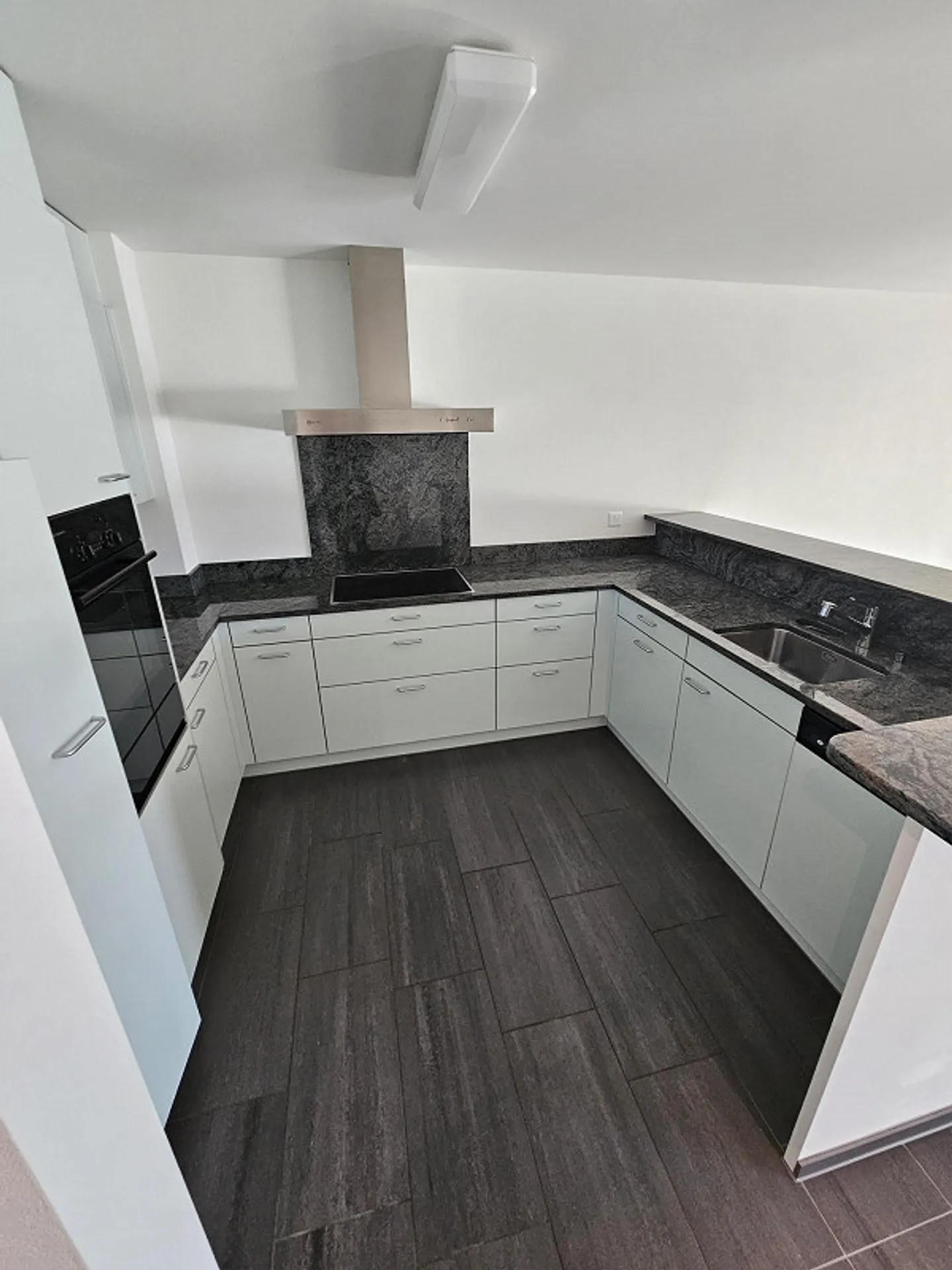 Moderne 4 1/2 Zi-Wohnung im 2.OG (120 m2) mit gedecktem Balkon (28m2) - Foto 4 von 16