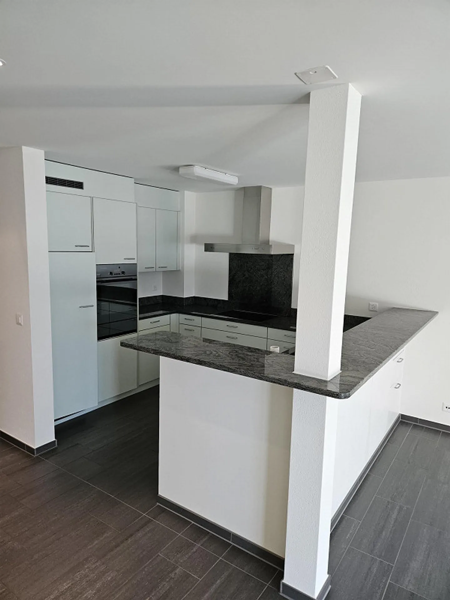 Moderne 4 1/2 Zi-Wohnung im 2.OG (120 m2) mit gedecktem Balkon (28m2) - Foto 5 von 16