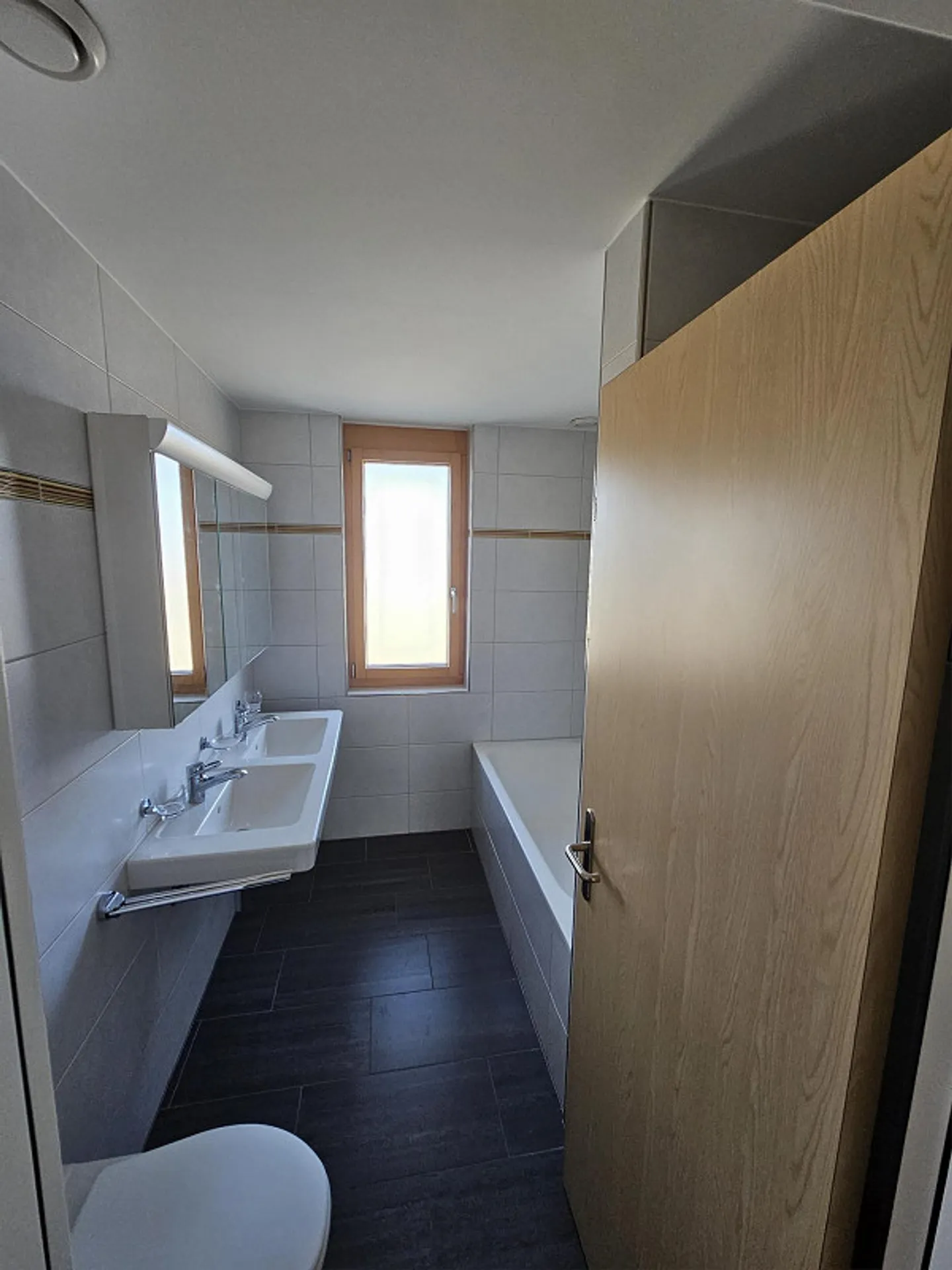 Moderne 4 1/2 Zi-Wohnung im 2.OG (120 m2) mit gedecktem Balkon (28m2) - Foto 8 von 16