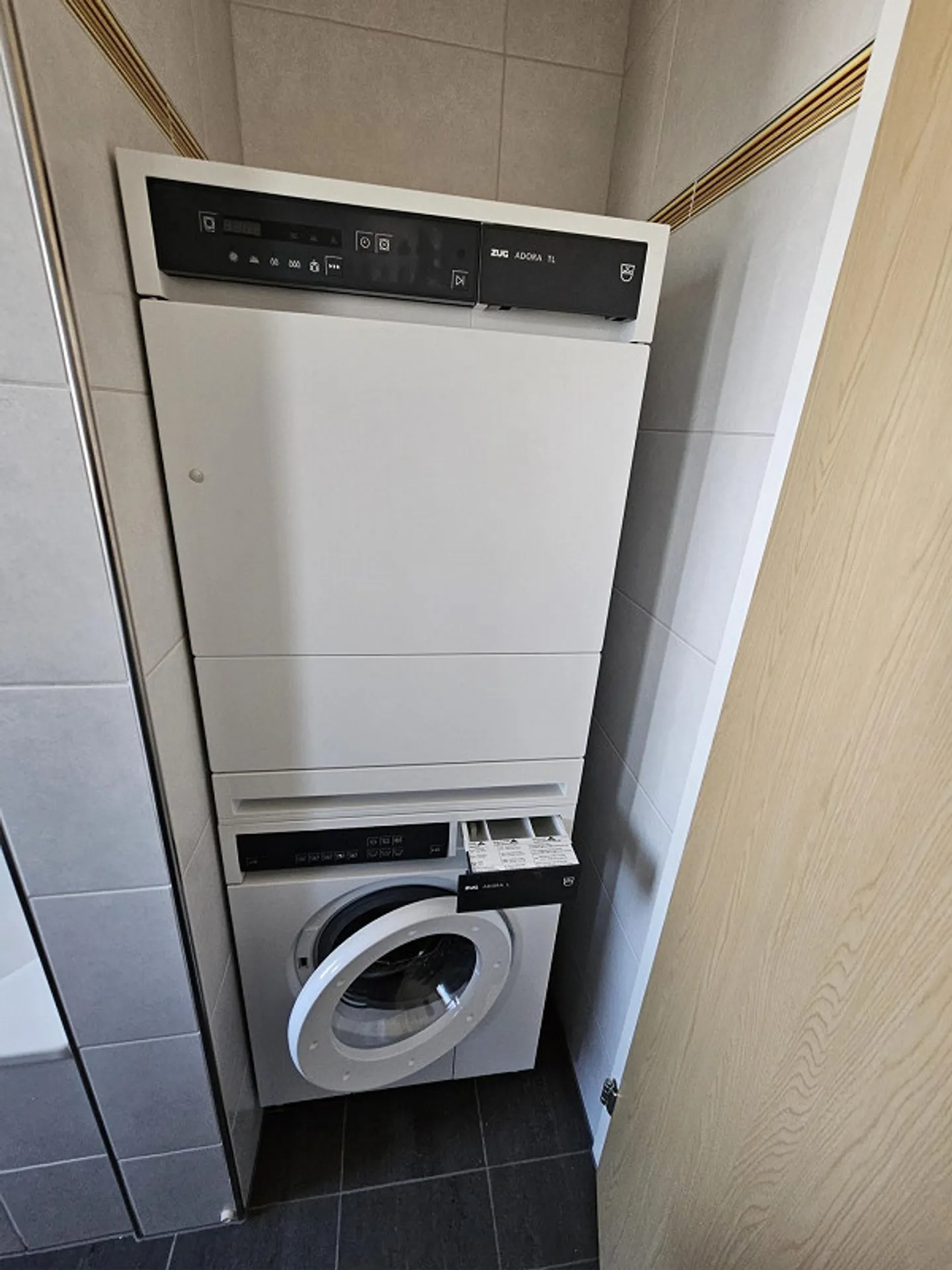 Moderne 4 1/2 Zi-Wohnung im 2.OG (120 m2) mit gedecktem Balkon (28m2) - Foto 9 von 16