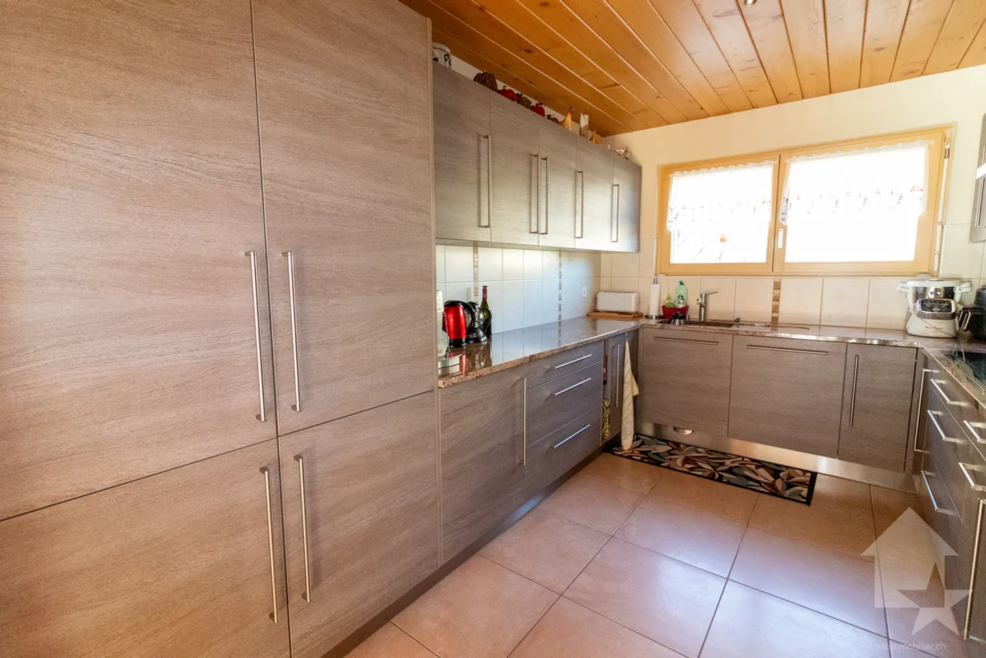 Magnifica villa di 5.5 locali con ampio terreno e garage doppio - Foto 6 di 29