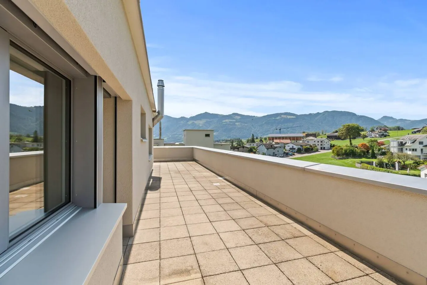 Grosszügige 5.5-Zimmer-Attikawohnung mit 72 m² Terrasse und Weitblick - Foto 2 von 12