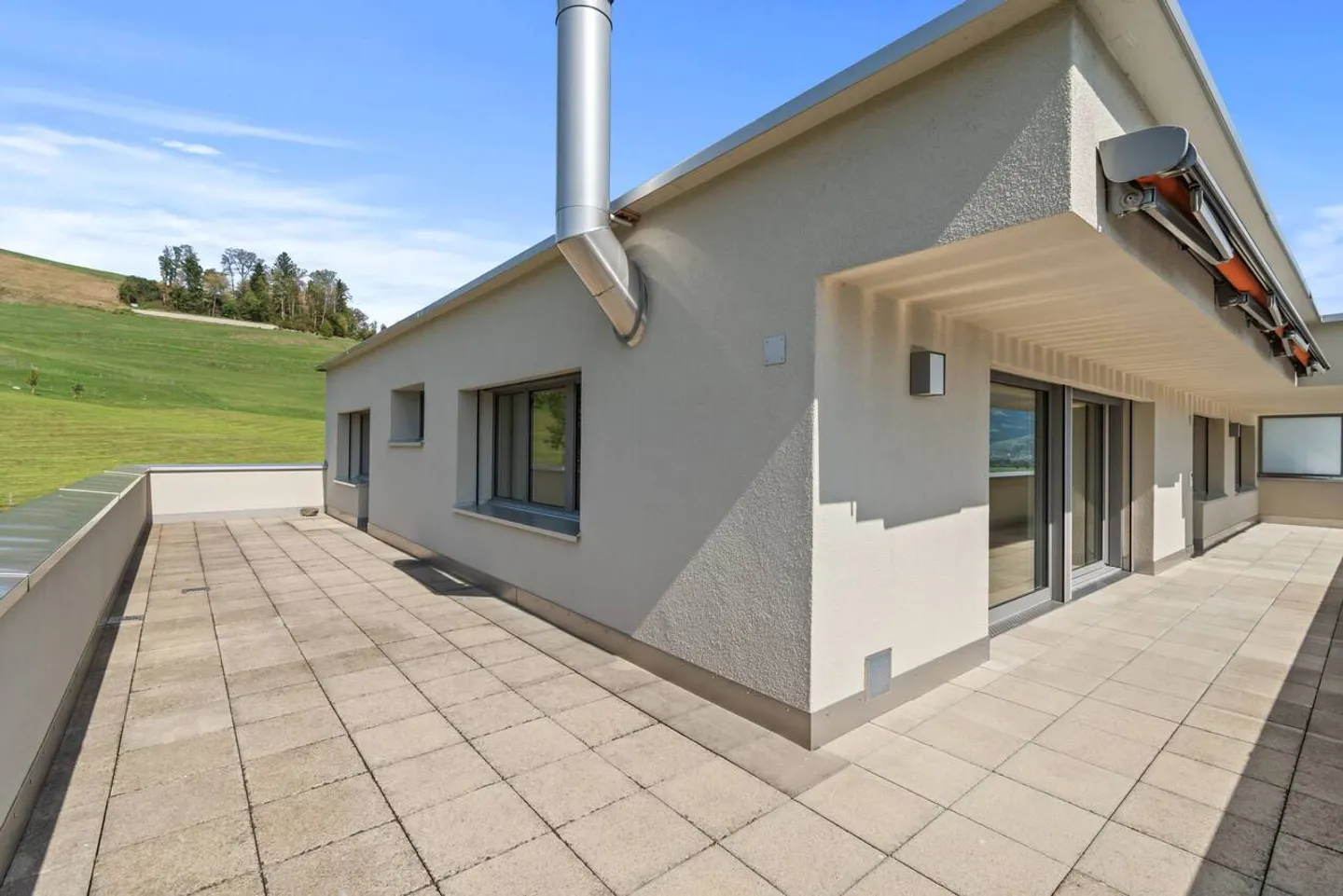 Grosszügige 5.5-Zimmer-Attikawohnung mit 72 m² Terrasse und Weitblick - Foto 3 von 12