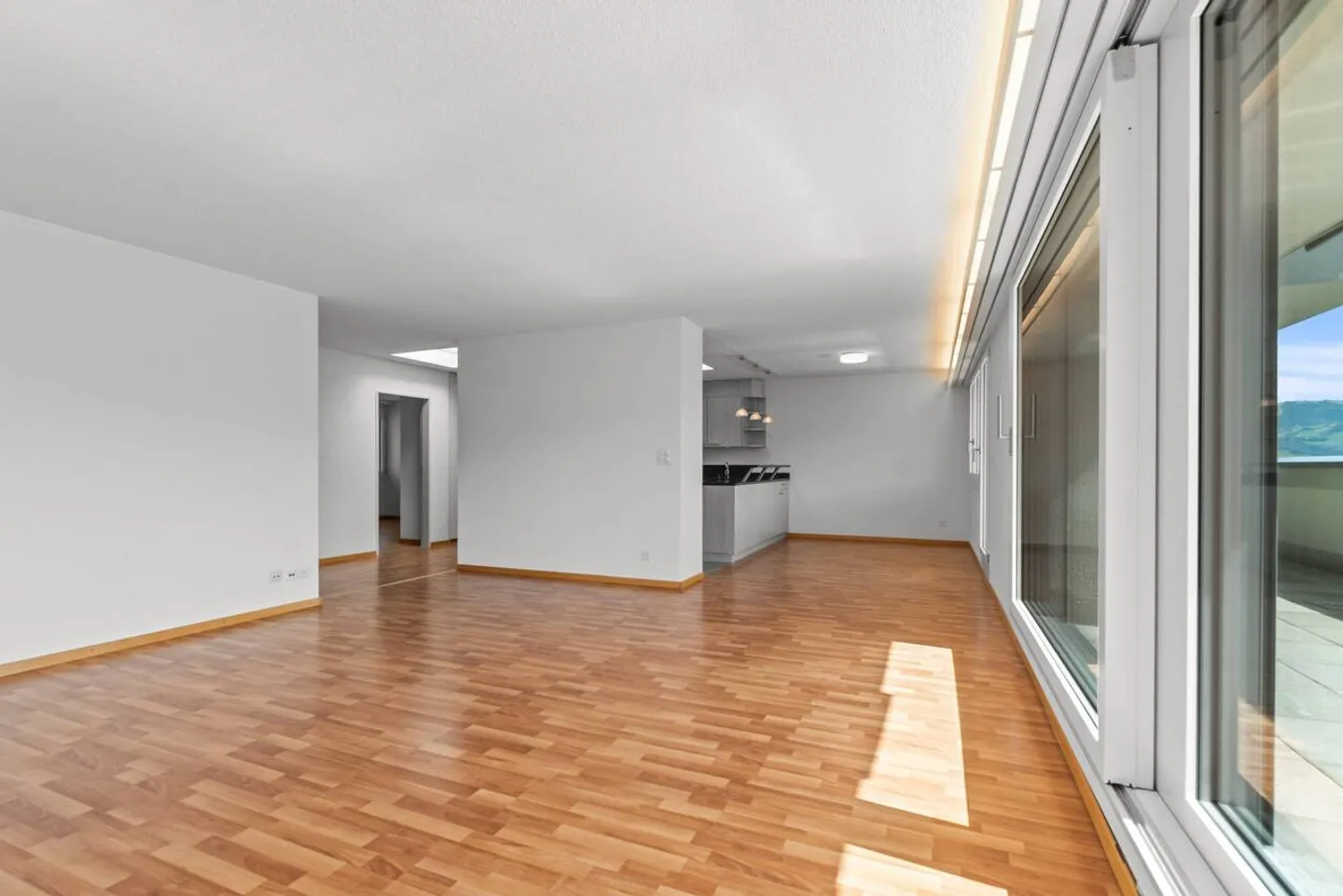 Grosszügige 5.5-Zimmer-Attikawohnung mit 72 m² Terrasse und Weitblick - Foto 5 von 12