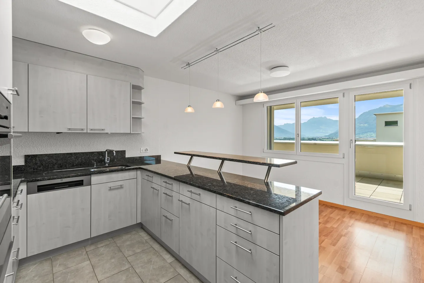 Grosszügige 5.5-Zimmer-Attikawohnung mit 72 m² Terrasse und Weitblick - Foto 7 von 12