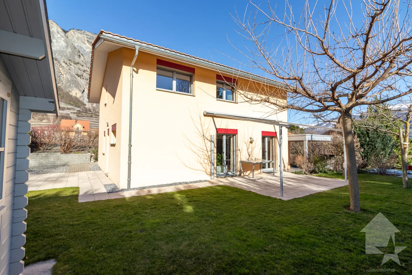 Magnifica villa di 5.5 locali con ampio terreno e garage doppio - Foto 25 di 29