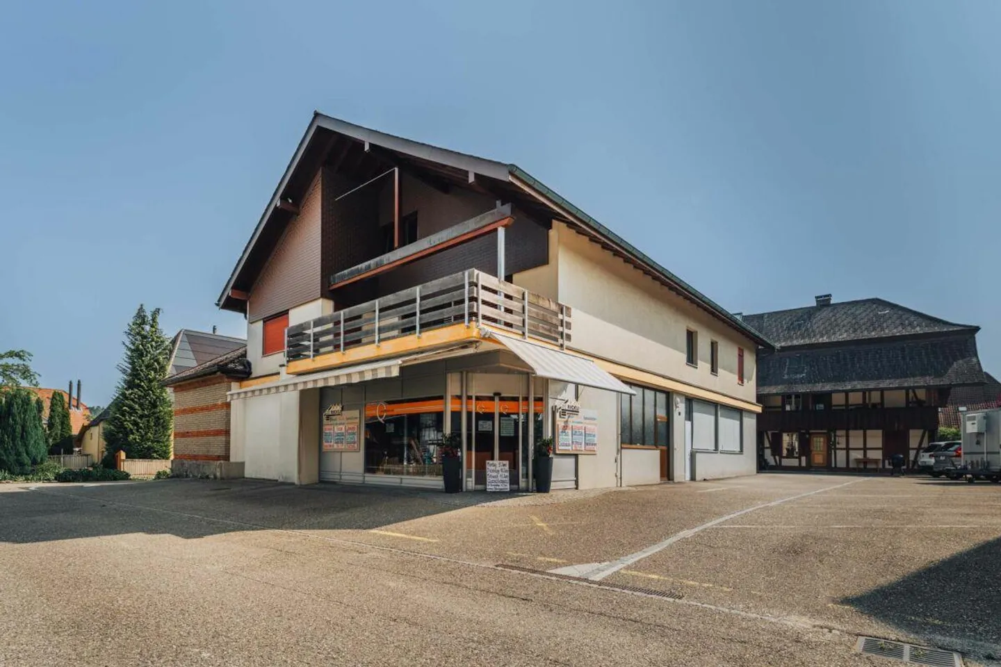 Land-Metzg Rickli: Edificio residenziale e commerciale a Bleienbach - Foto 1 di 13