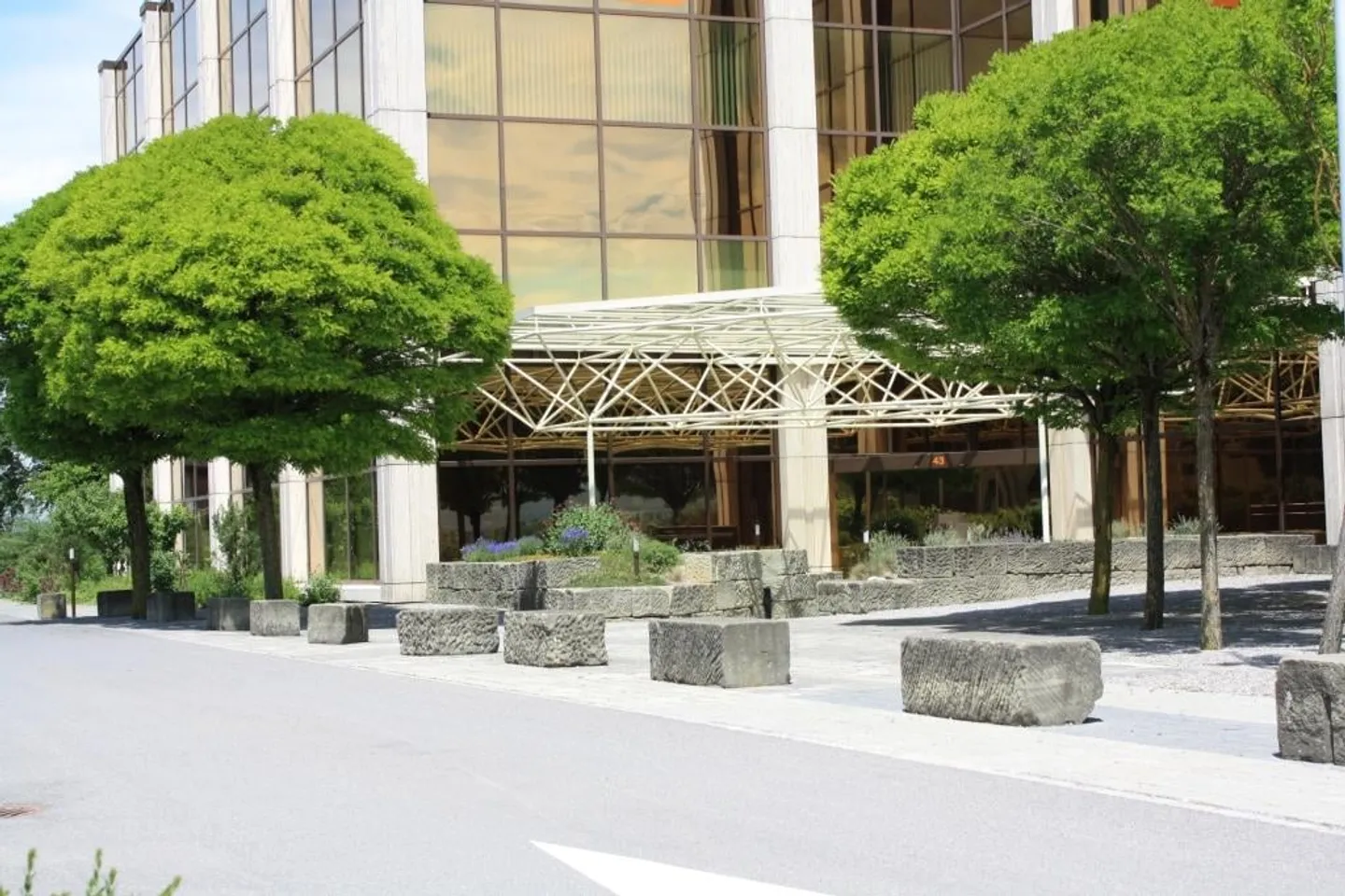 Office and Commercial Spaces in the Kolumbus Business Center - Photo 1 of 11