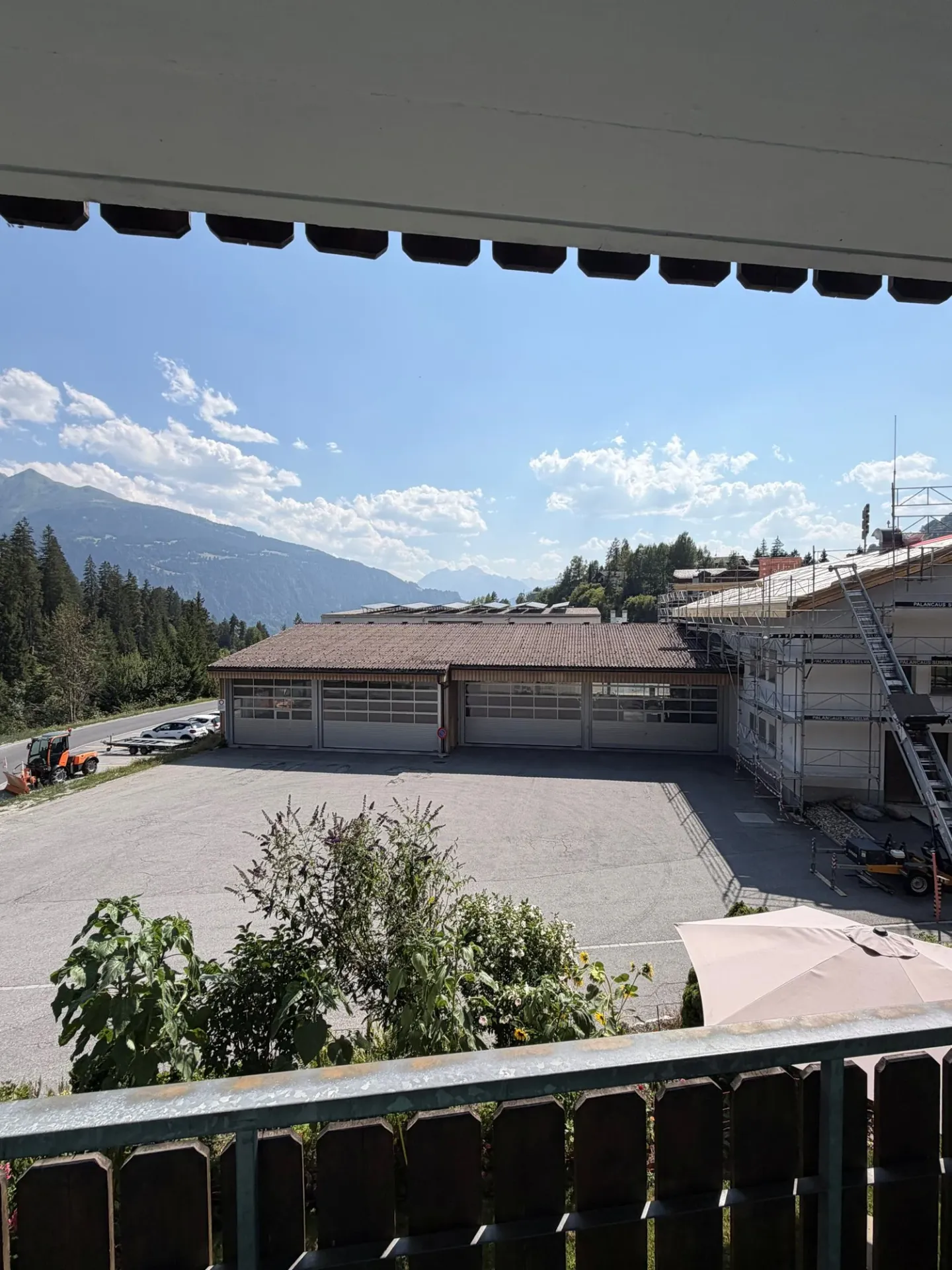 Charming 4.5-Room Apartment with Mountain Panorama in Laax - Photo 5 of 26