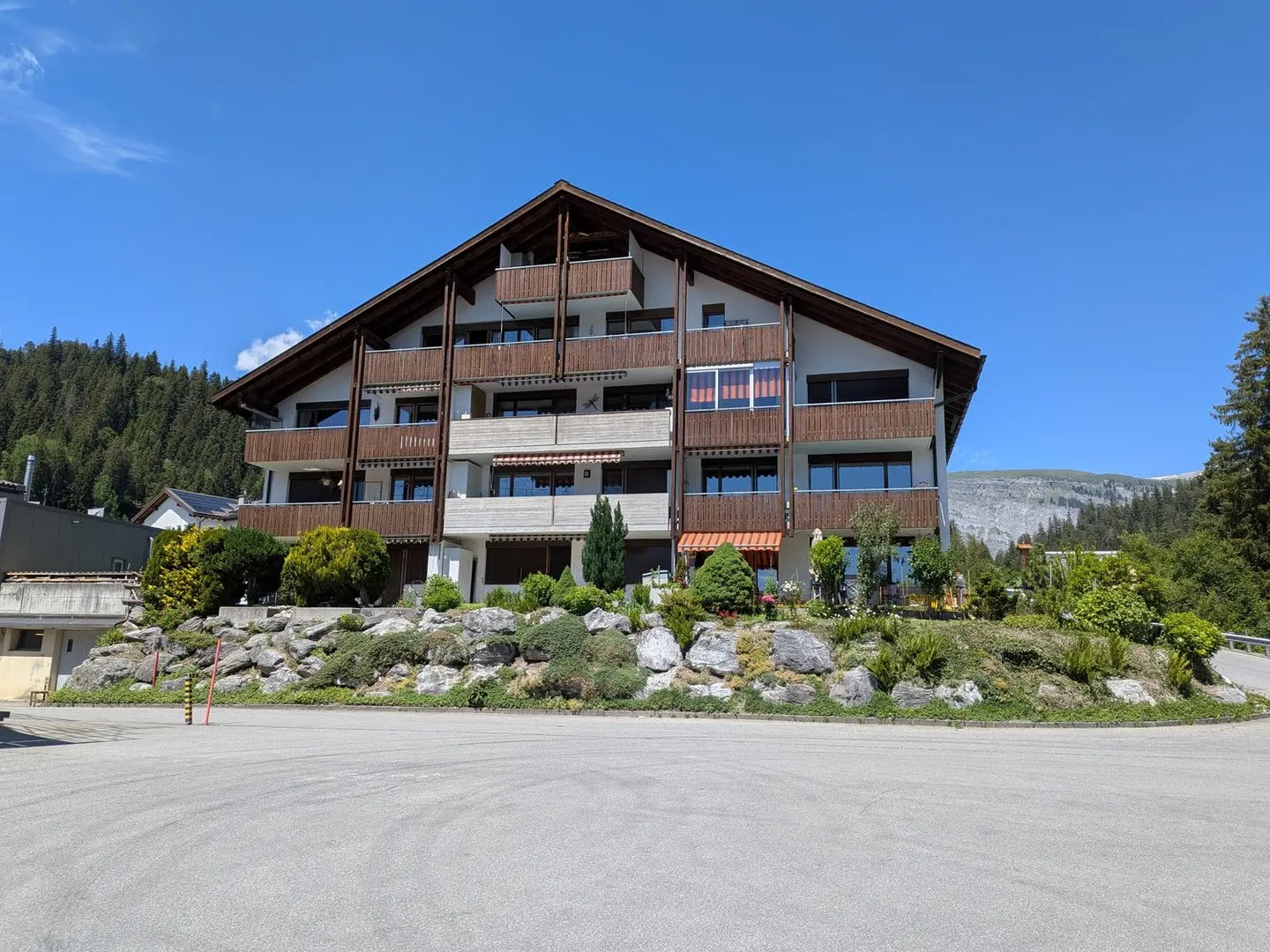 Charming 4.5-Room Apartment with Mountain Panorama in Laax - Photo 1 of 26