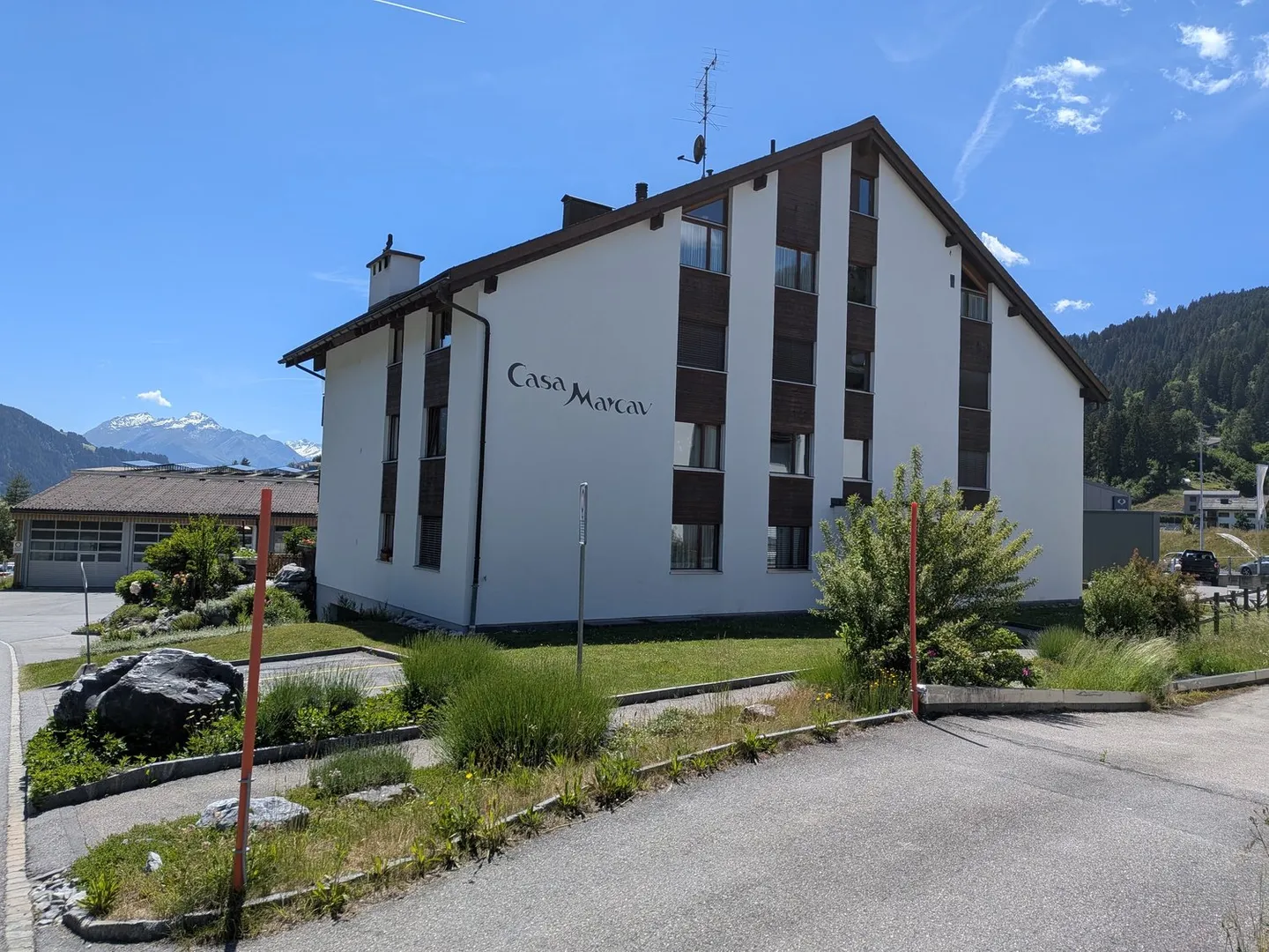 Charming 4.5-Room Apartment with Mountain Panorama in Laax - Photo 2 of 26