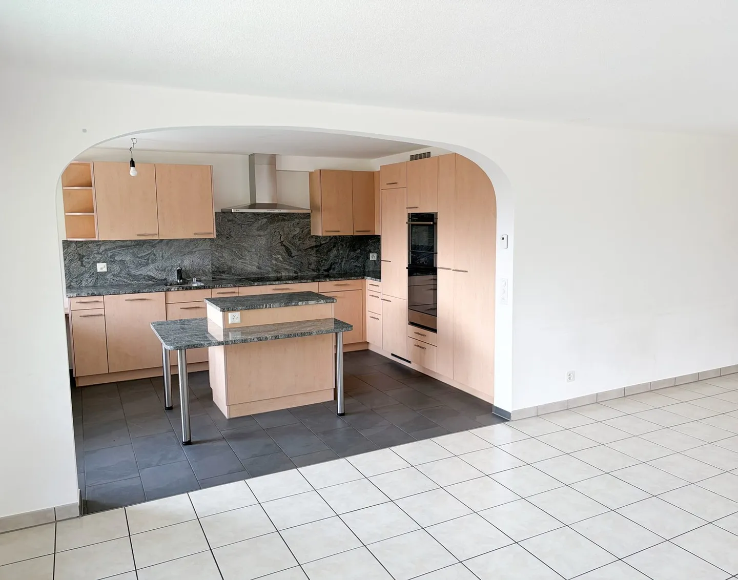 Charming 4.5-Room Apartment with Mountain Panorama in Laax - Photo 11 of 26