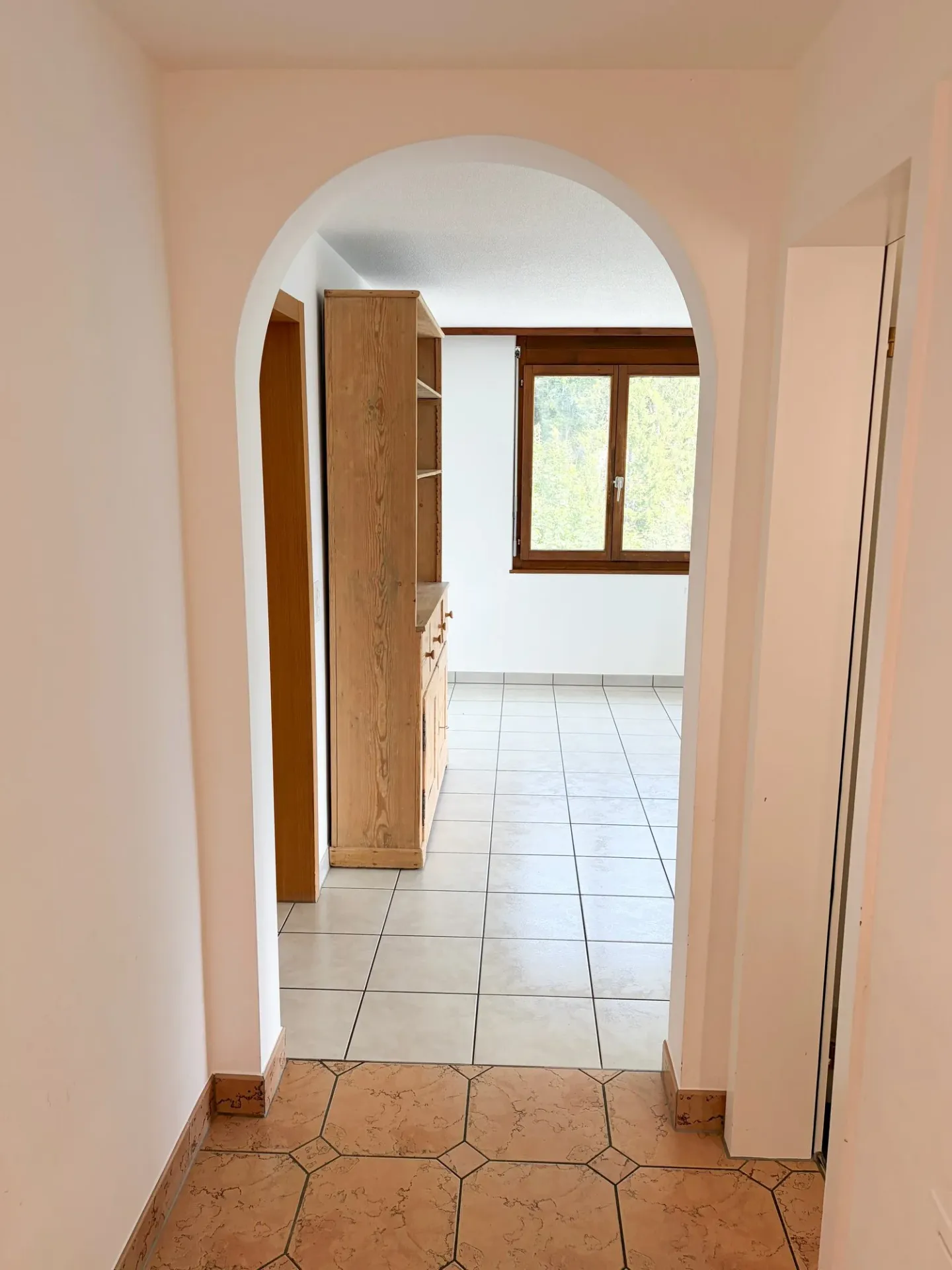 Charming 4.5-Room Apartment with Mountain Panorama in Laax - Photo 13 of 26