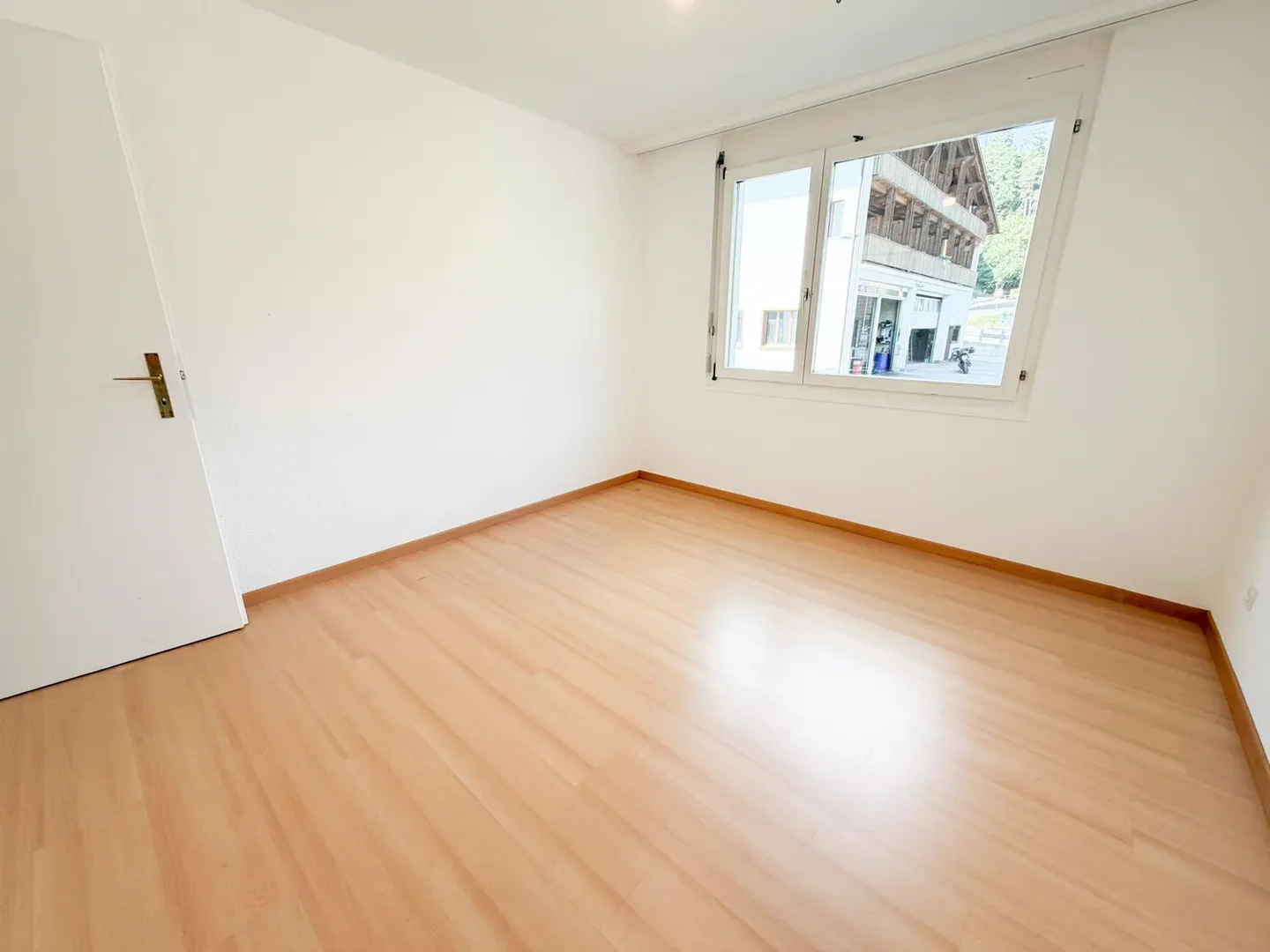 Charming 4.5-Room Apartment with Mountain Panorama in Laax - Photo 18 of 26
