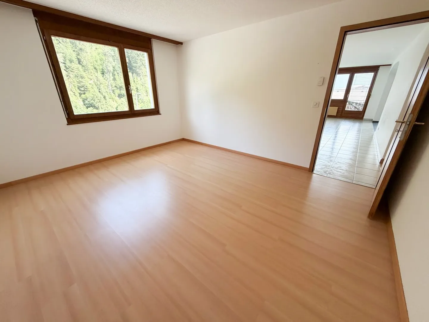 Charming 4.5-Room Apartment with Mountain Panorama in Laax - Photo 17 of 26