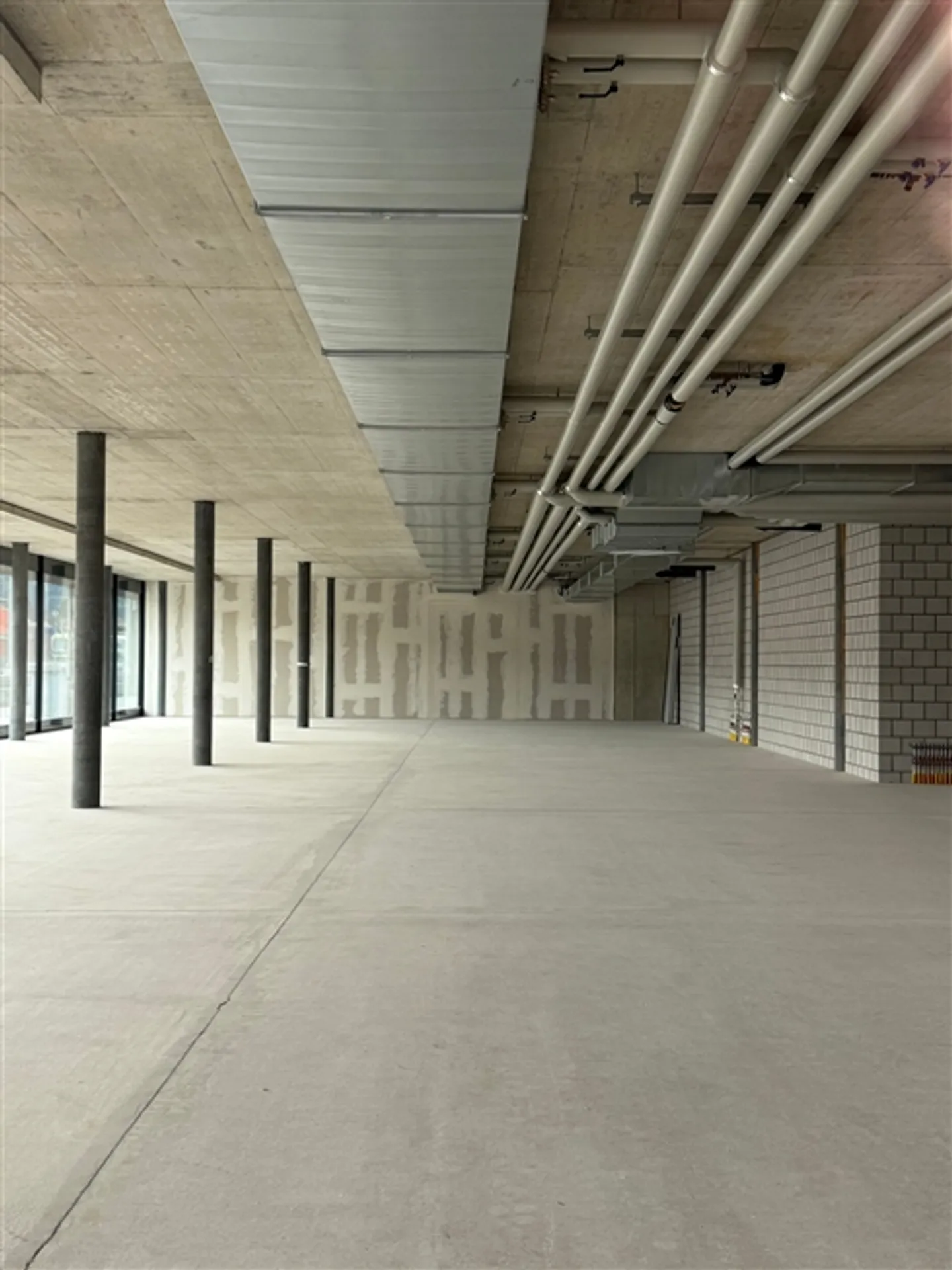 Espace de stockage flexible à la gare de Konolfingen – 500m² pour une utilisation temporaire - Photo 3 sur 4