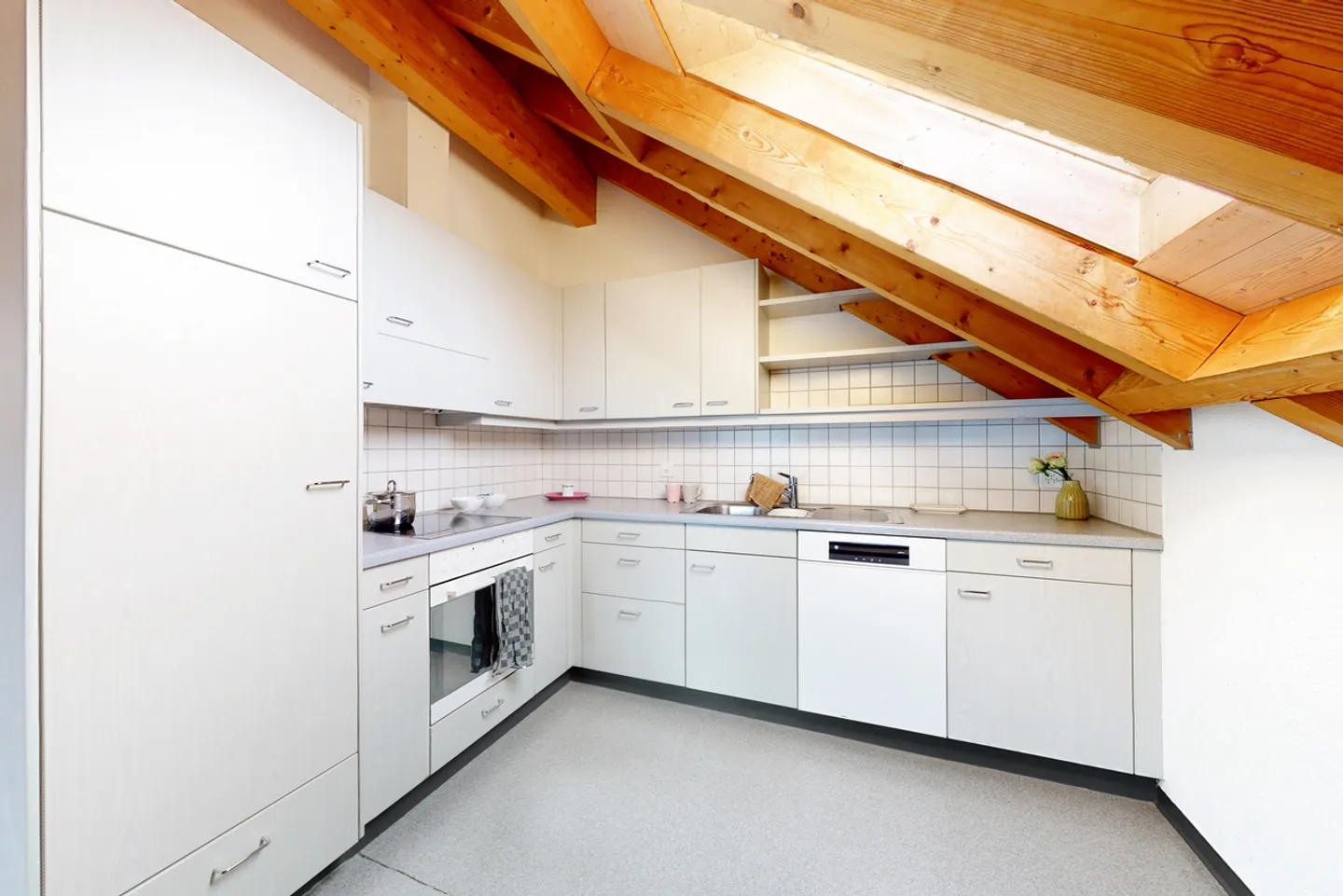 Attic apartment with a feel-good factor and its own fireplace! - Photo 2 of 8