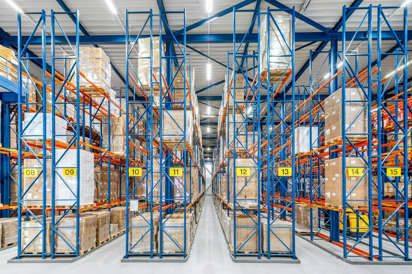 3,200 m² heated warehouse with high racks including Jungheinrich stackers - Photo 1 of 13