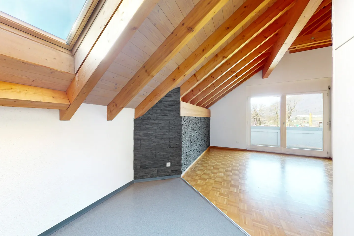 Attic apartment with a feel-good factor and its own fireplace! - Photo 3 of 8