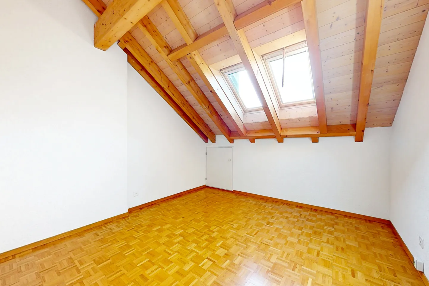 Attic apartment with a feel-good factor and its own fireplace! - Photo 5 of 8