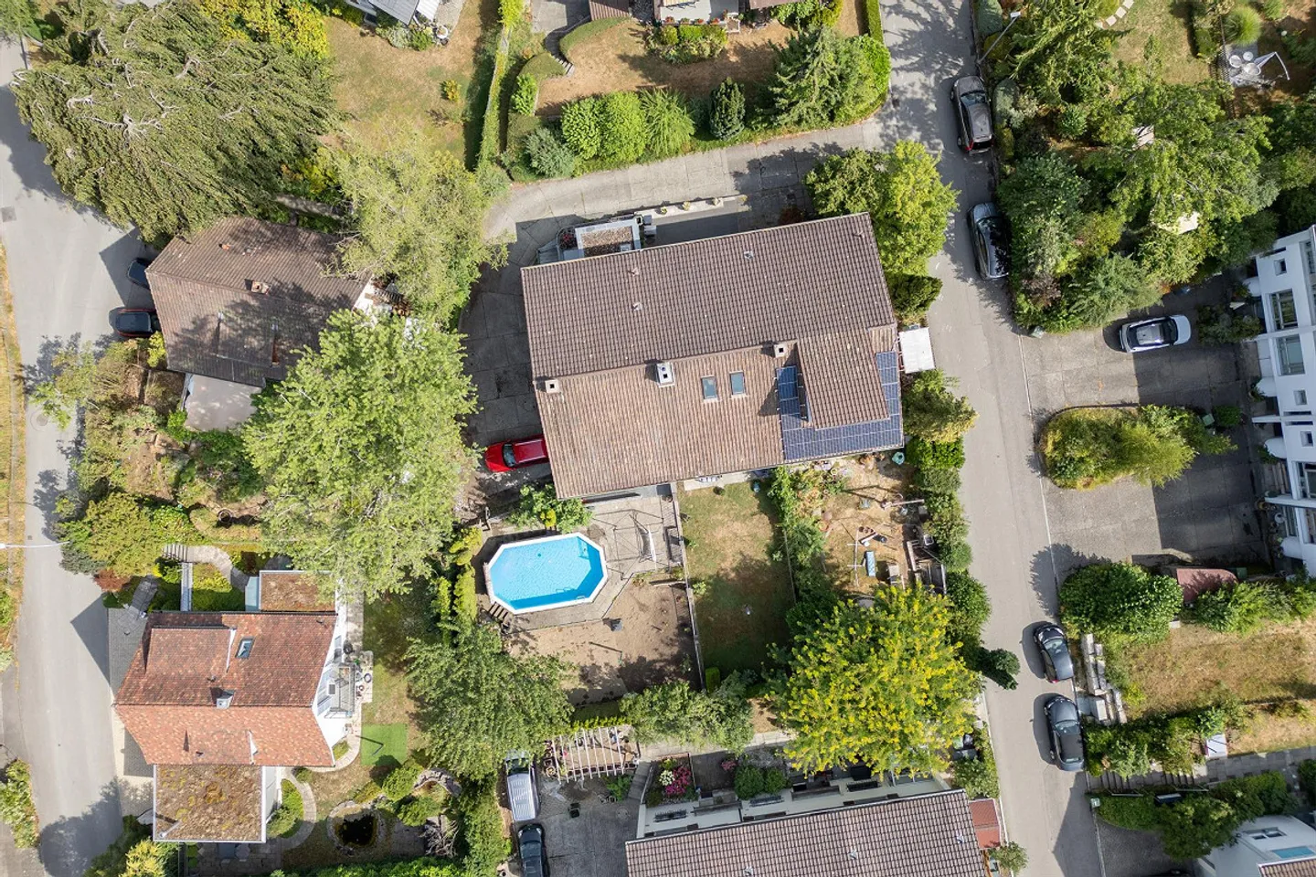 Row End House with Pool in Quiet Neighborhood - Photo 2 of 15