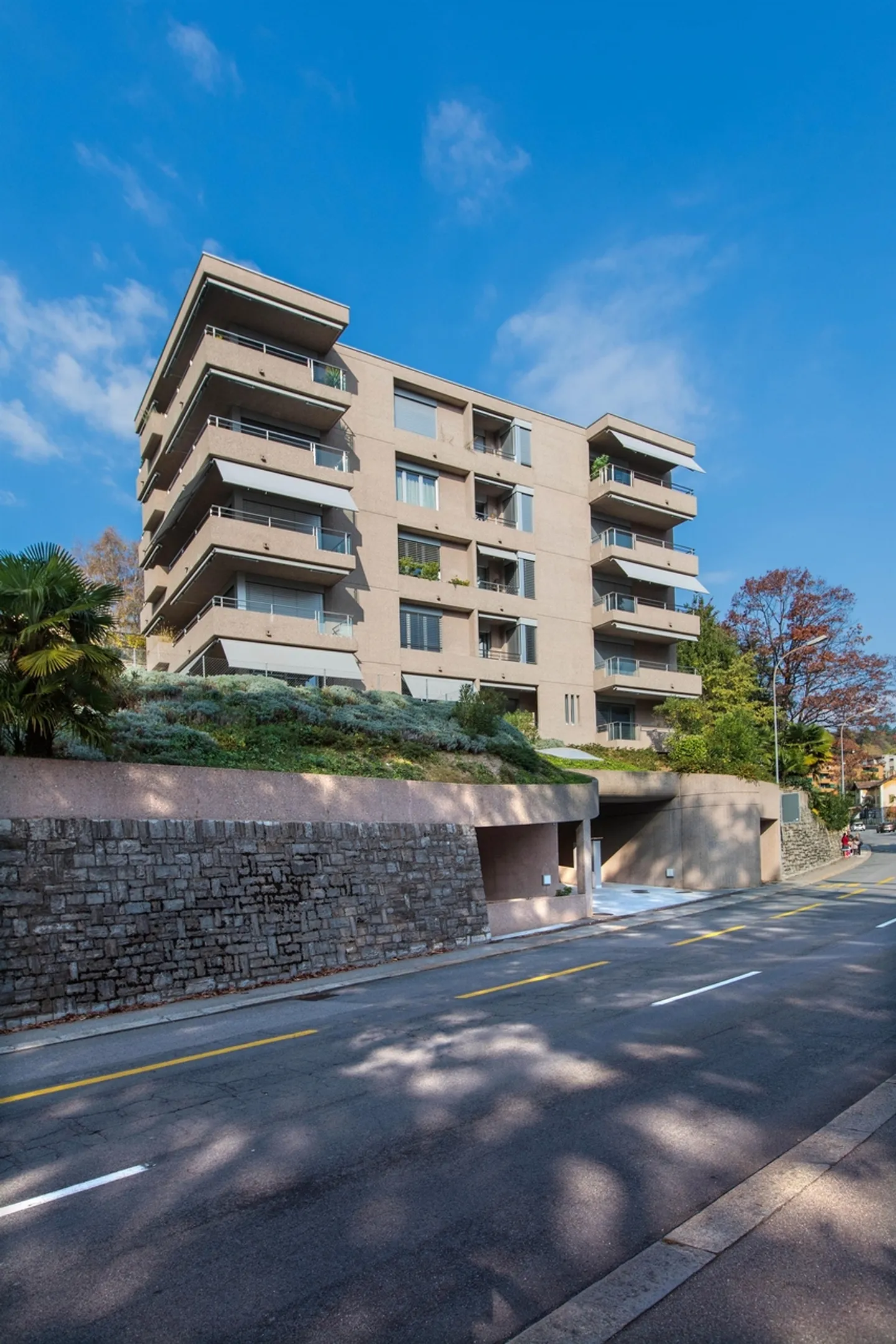 Eleganza e panorama: vista mozzafiato sul lago, a due passi dal centro - Foto 1 di 9