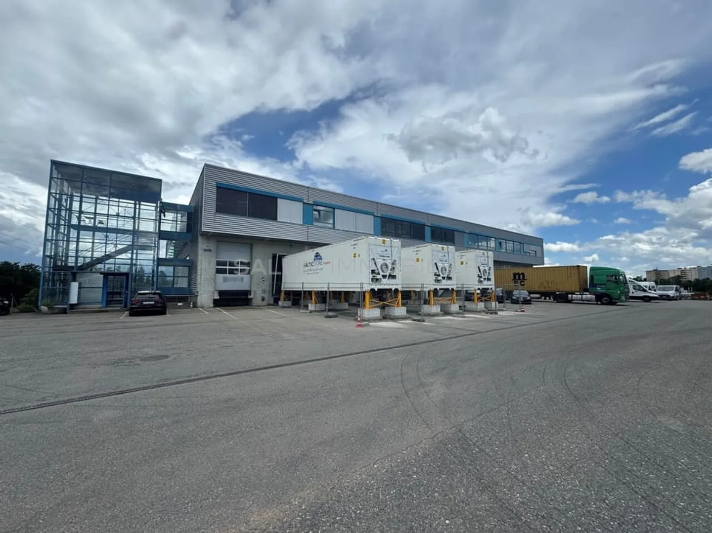 Lagerhalle von ca. 620 m², Ladebereich mit Hebebühne - Foto 1 von 12