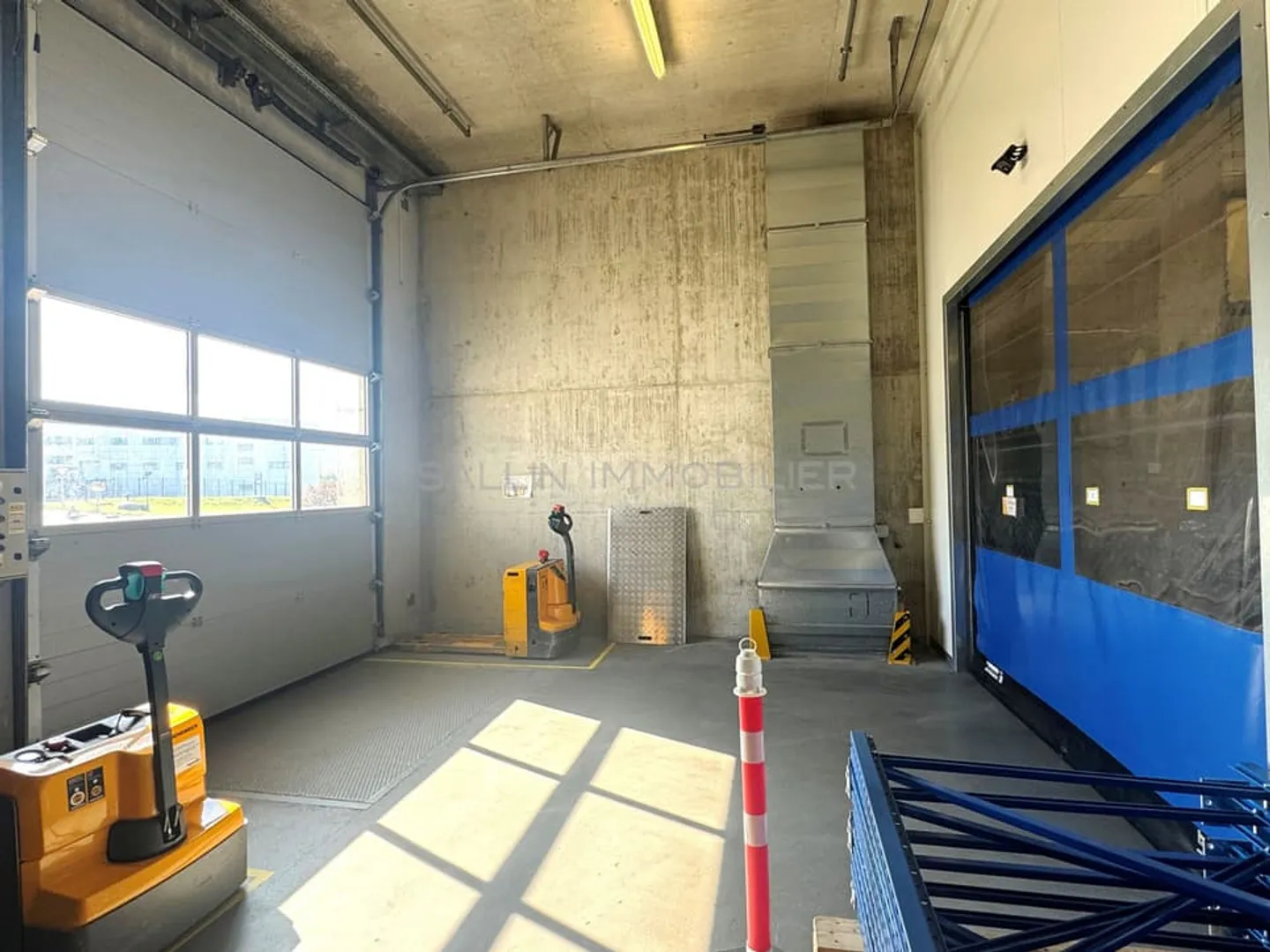 Lagerhalle von ca. 620 m², Ladebereich mit Hebebühne - Foto 9 von 12