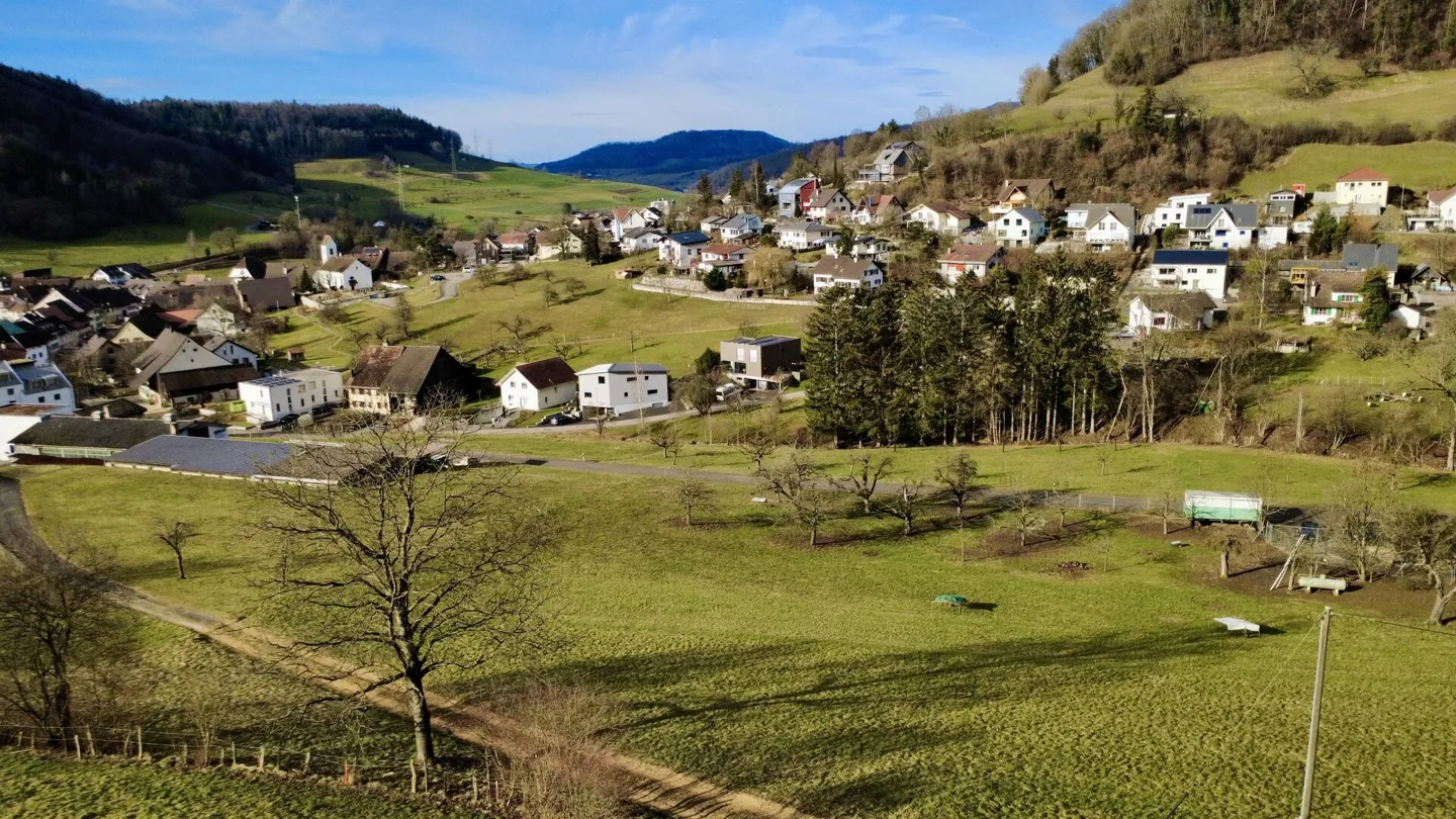 RESERVIERT: 1'931 m² Vollerschlossenes Gewerbebauland in Rothenfluh - vielseitig nutzbar für Produktion, Büro oder Lager - Foto 1 von 4