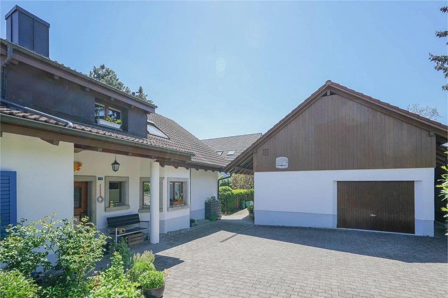 Spacious Single Family Home with 1112 m2 of Land and Outbuilding for Hobbies/Pets/Art - Photo 4 of 13