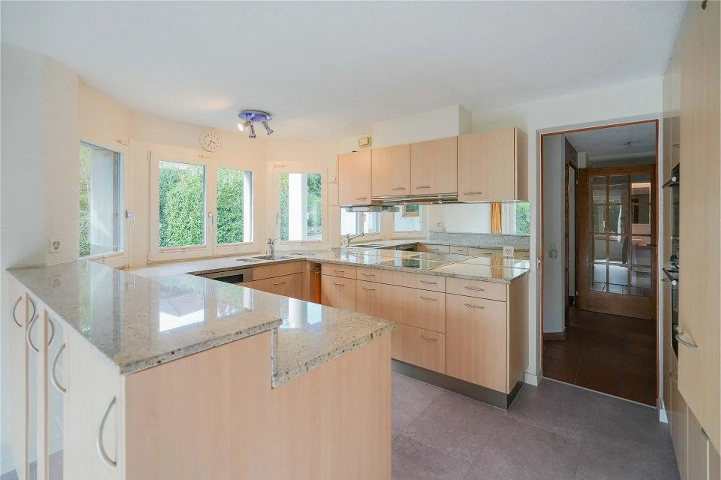 Spacious Single Family Home with 1112 m2 of Land and Outbuilding for Hobbies/Pets/Art - Photo 8 of 13