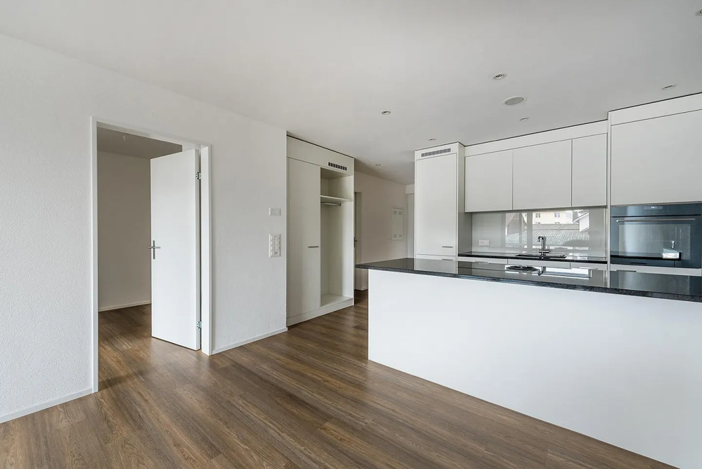 Appartement moderne de 2,5 pièces avec terrasse - Photo 3 sur 10