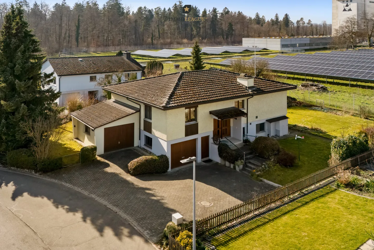 Detached single-family house with large grounds. - Photo 2 of 11