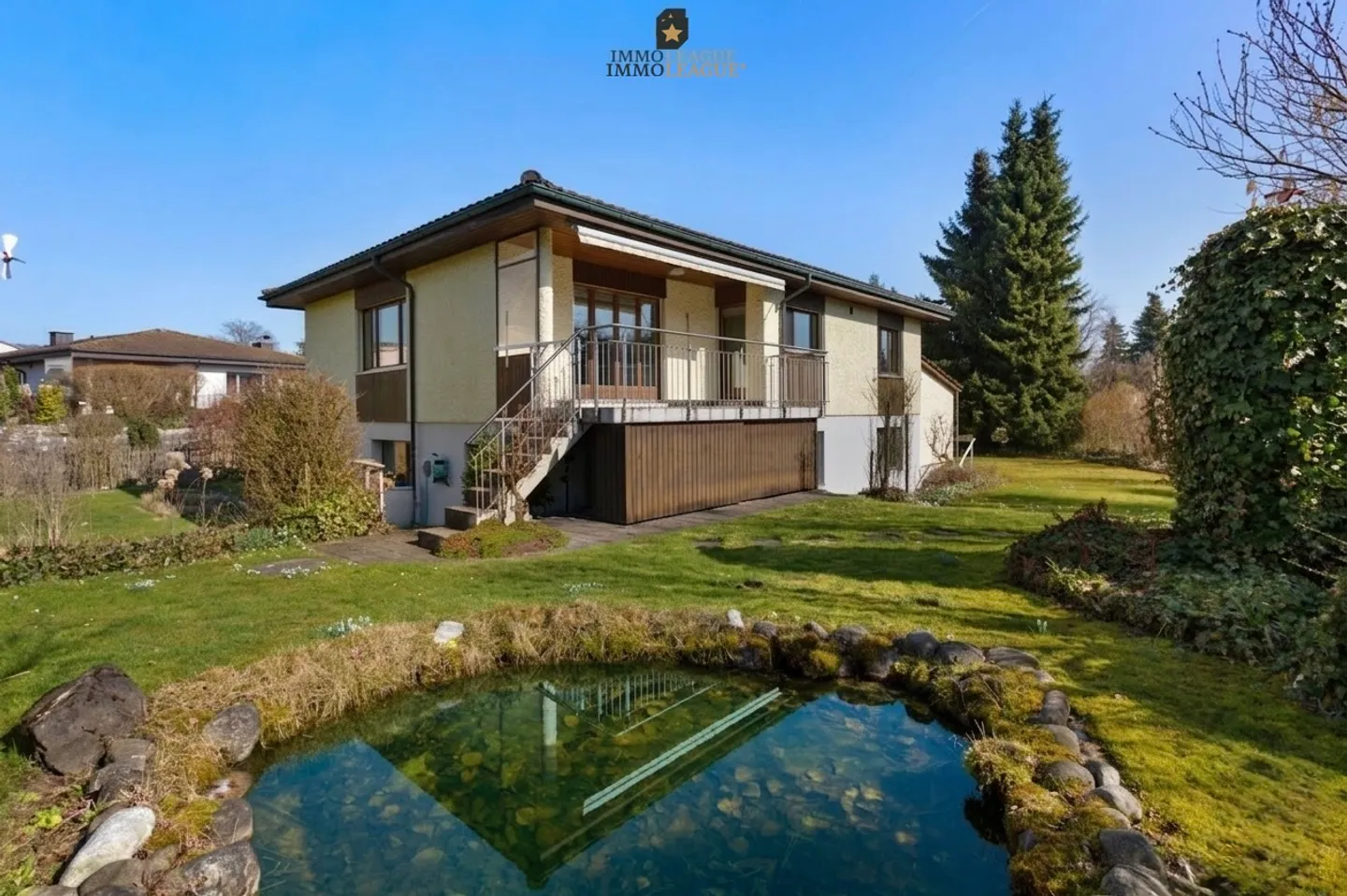 Detached single-family house with large grounds. - Photo 3 of 11