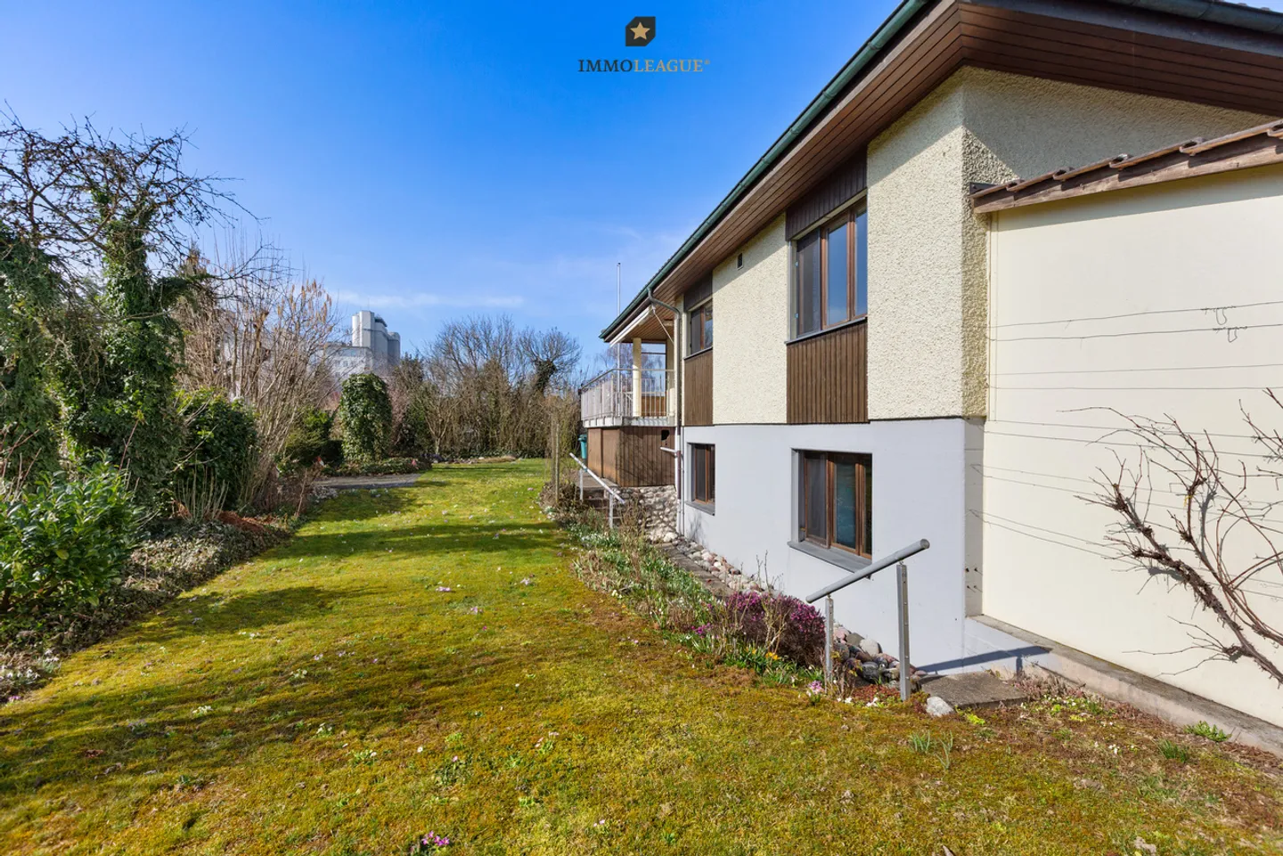 Detached single-family house with large grounds. - Photo 6 of 11