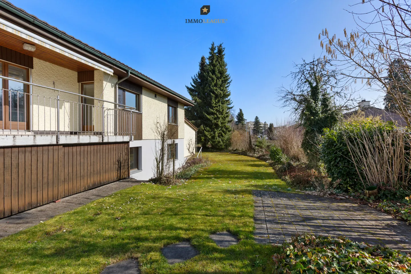 Detached single-family house with large grounds. - Photo 7 of 11