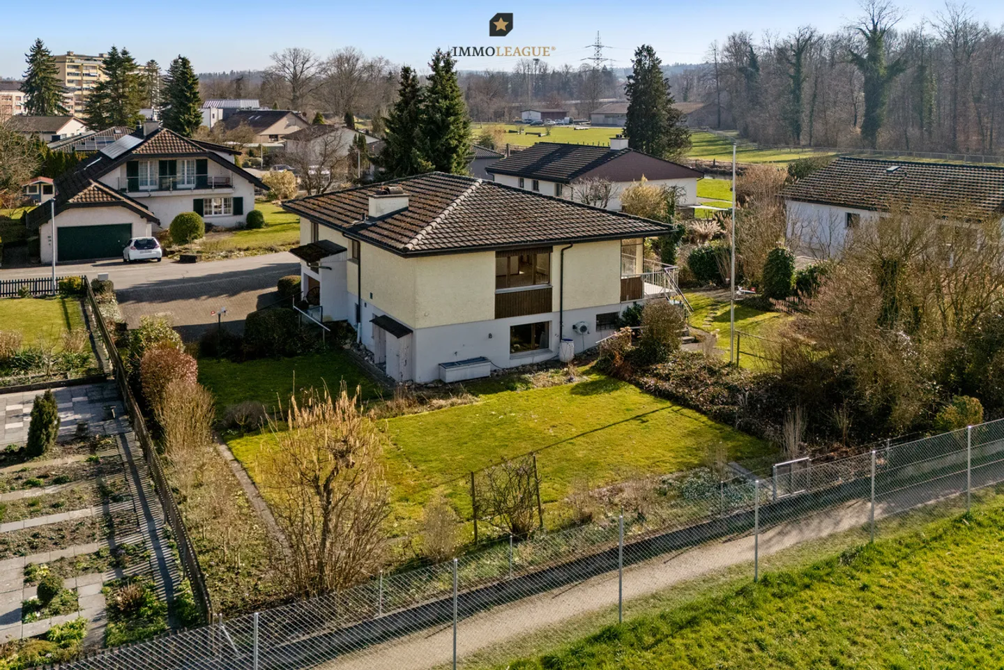 Detached single-family house with large grounds. - Photo 8 of 11