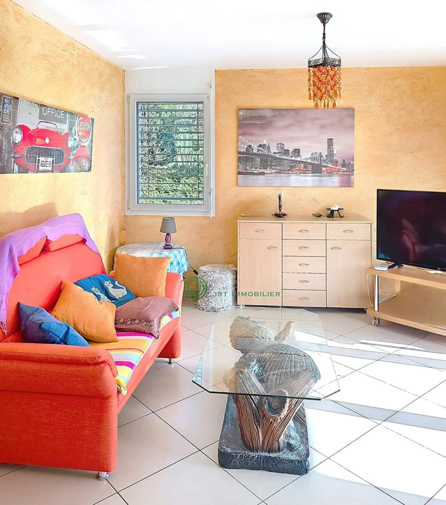 Modern Family House with Garden - Photo 3 of 7