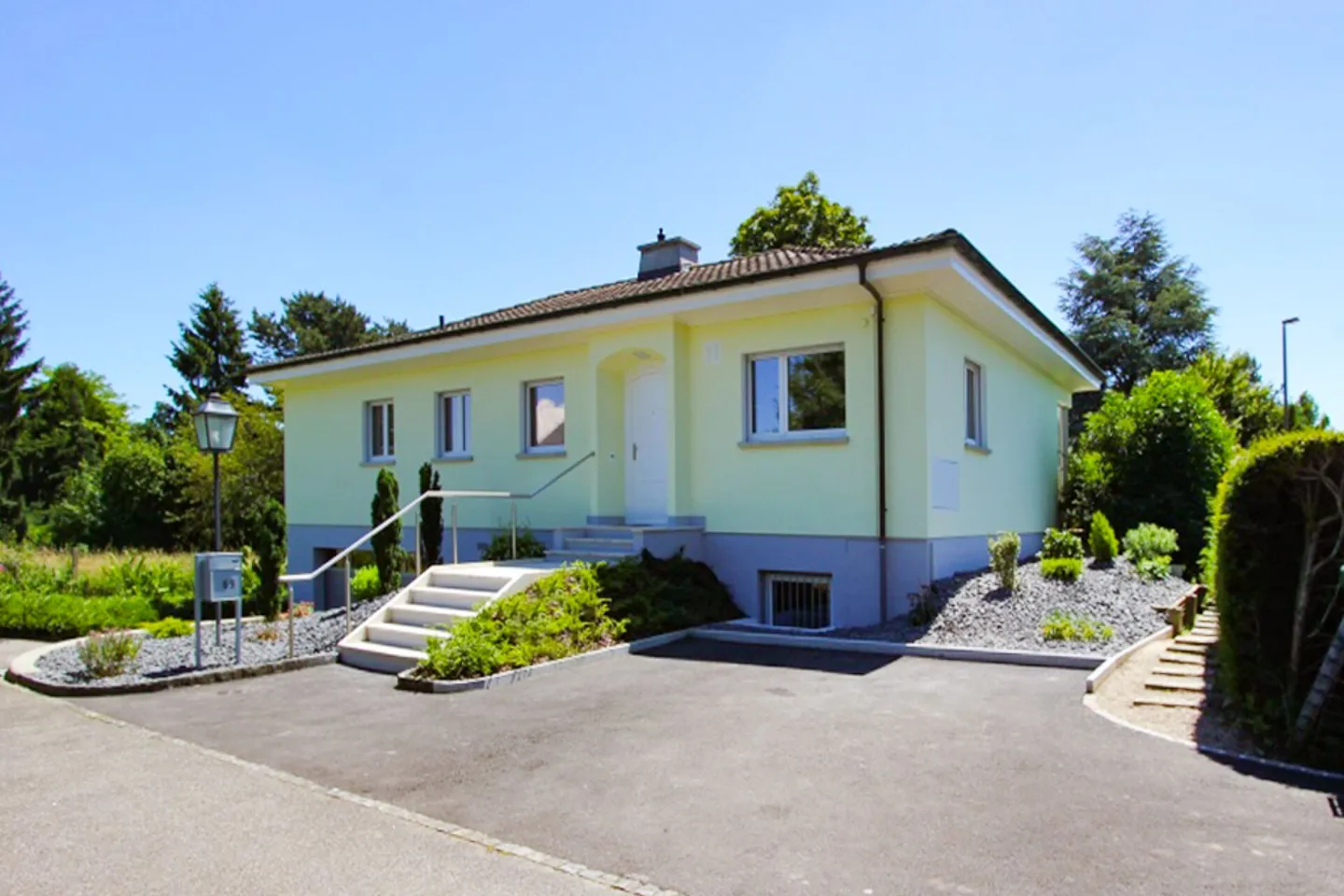 Casa unifamiliare in stile bungalow con grande giardino - Foto 1 di 11